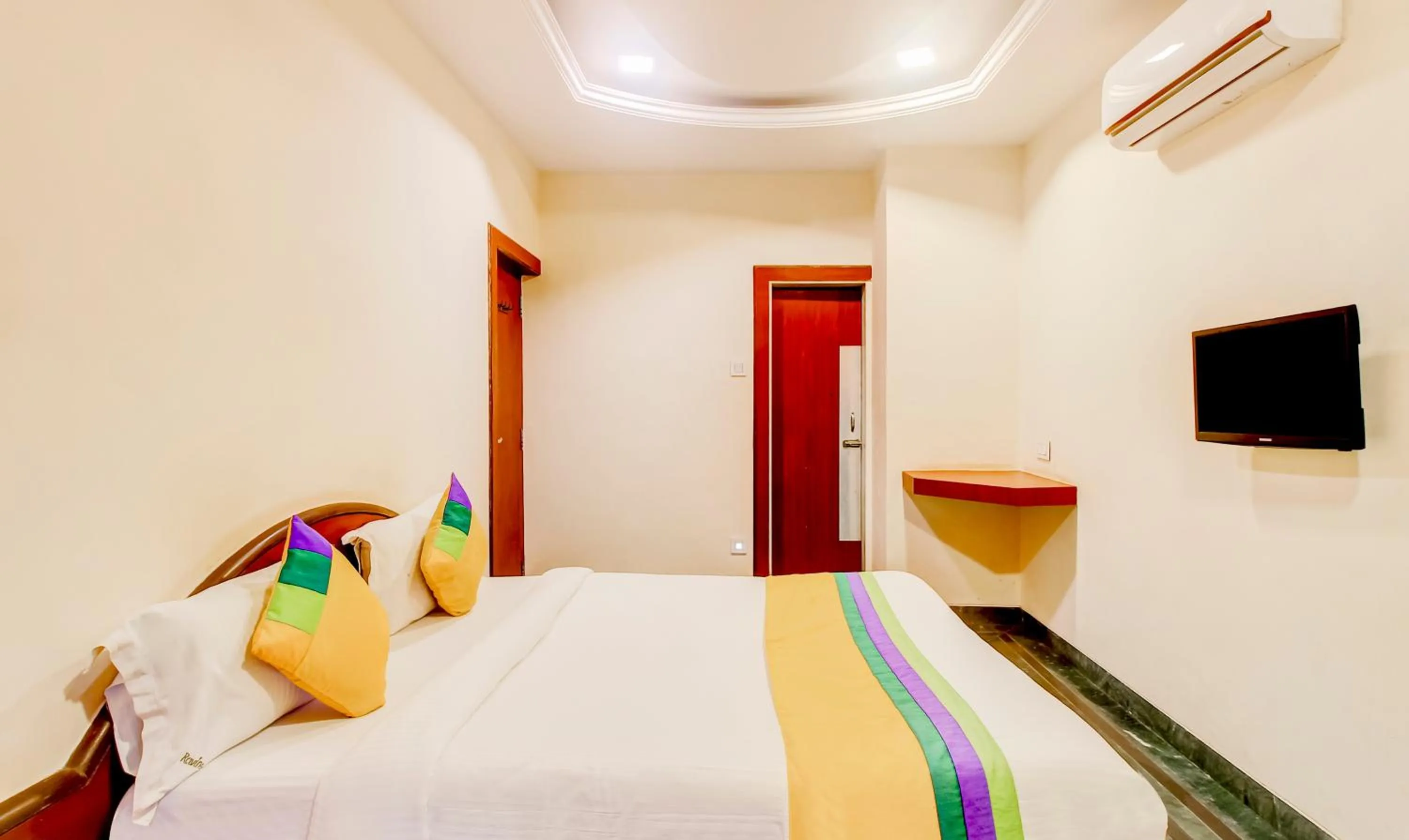 Bedroom, Bed in Itsy Hotels The New Hill Retreat, Near Mahabaleshwar State Transport Bus station