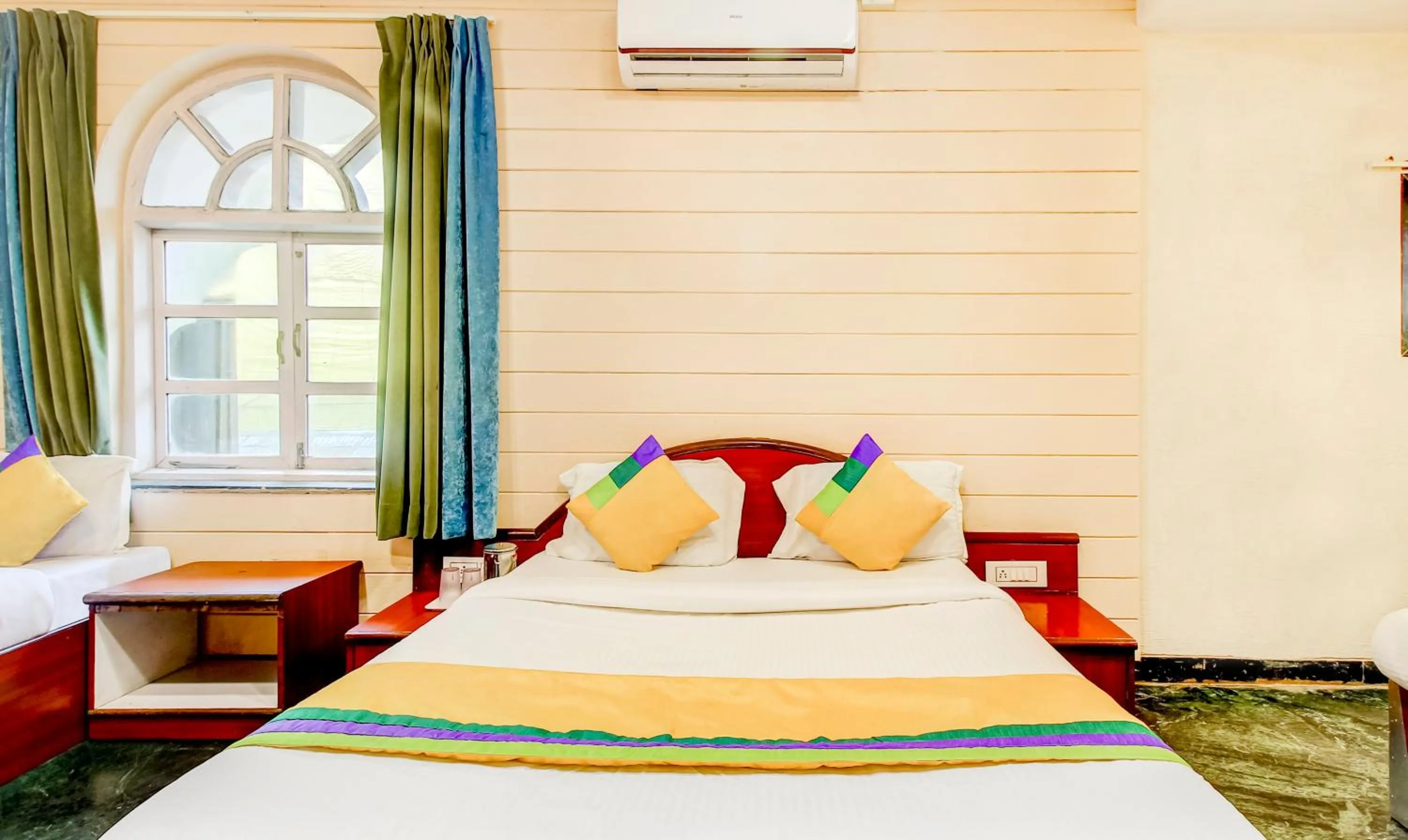 Bedroom, Bed in Itsy Hotels The New Hill Retreat, Near Mahabaleshwar State Transport Bus station