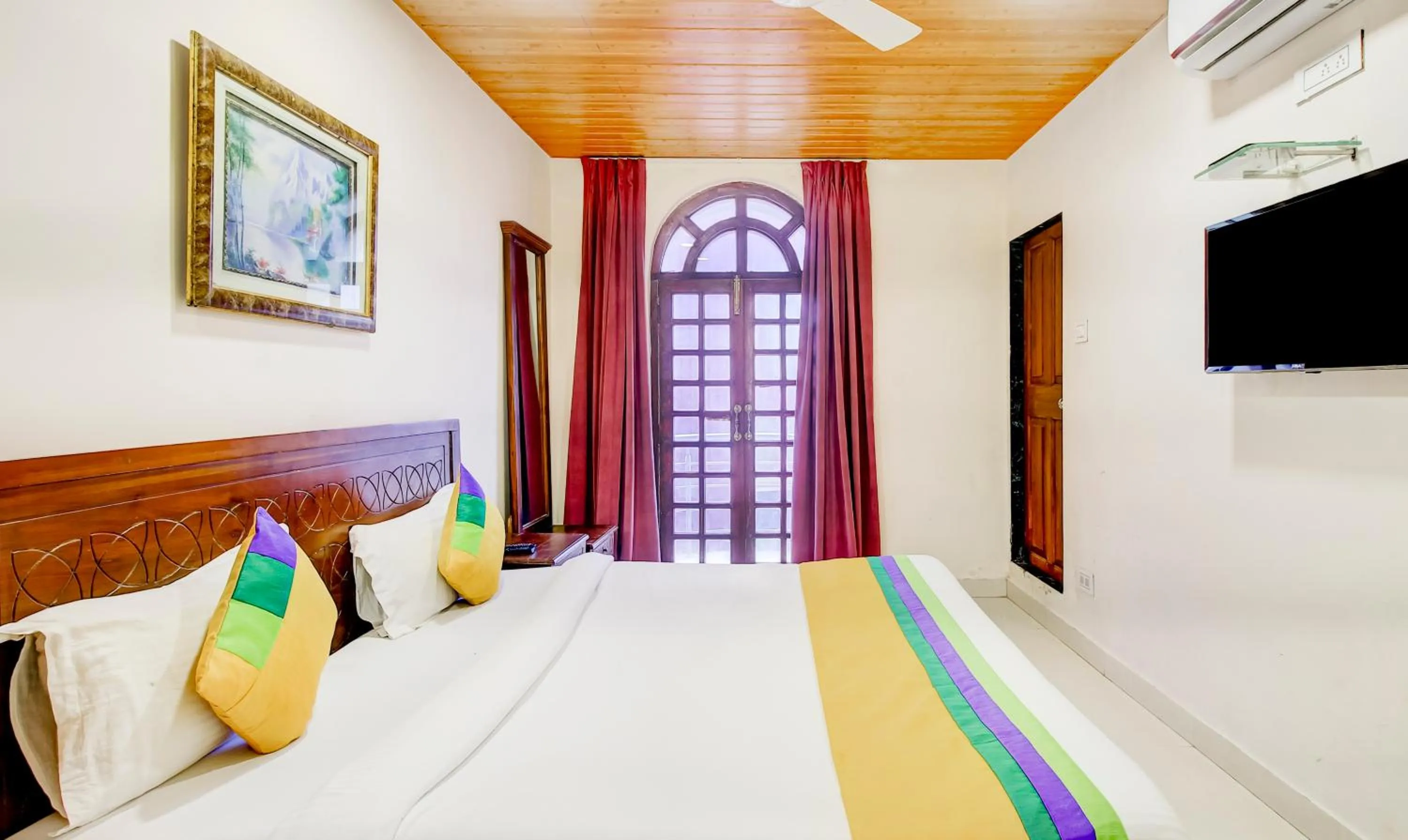 Bedroom, Bed in Itsy Hotels The New Hill Retreat, Near Mahabaleshwar State Transport Bus station