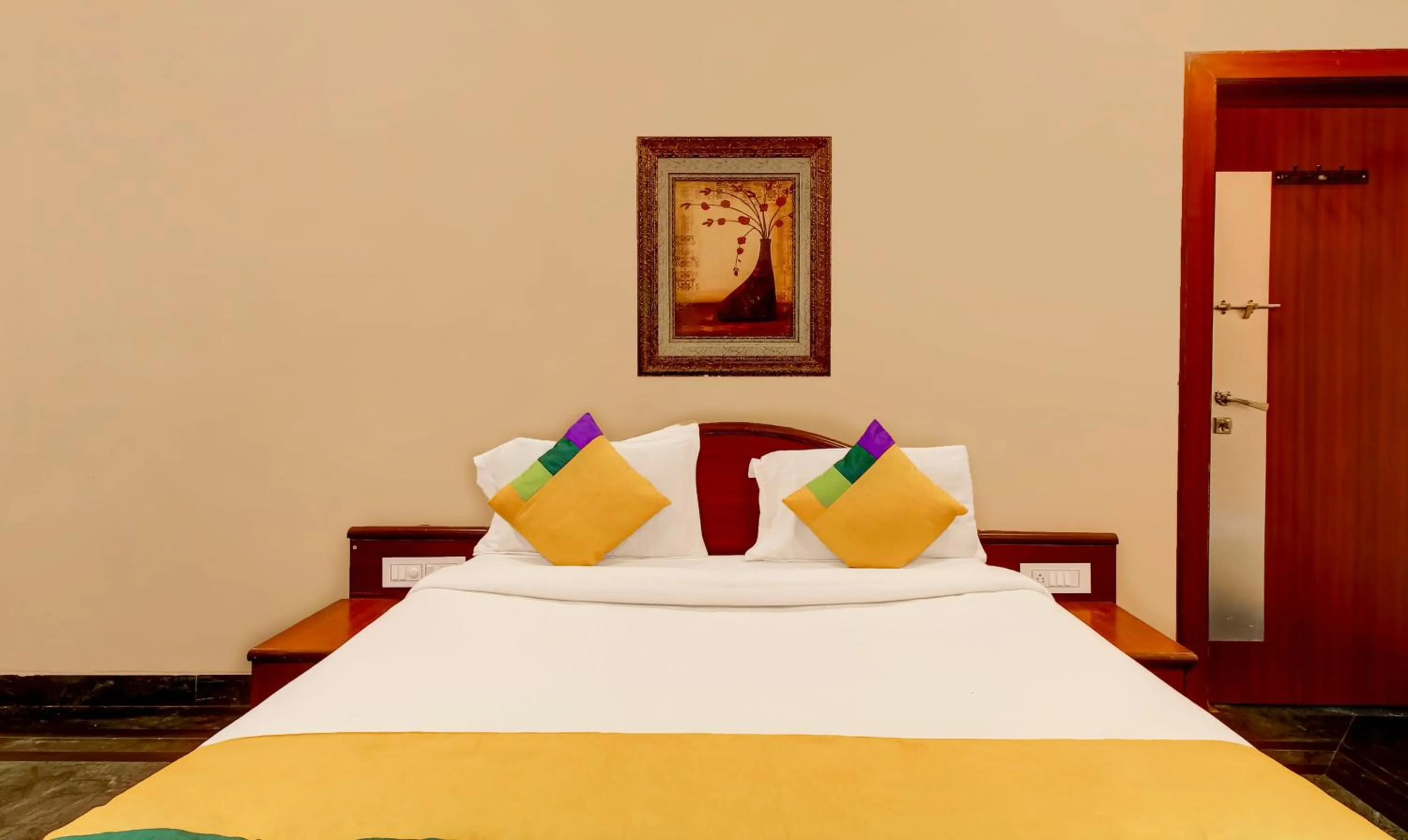 Bedroom, Bed in Itsy Hotels The New Hill Retreat, Near Mahabaleshwar State Transport Bus station