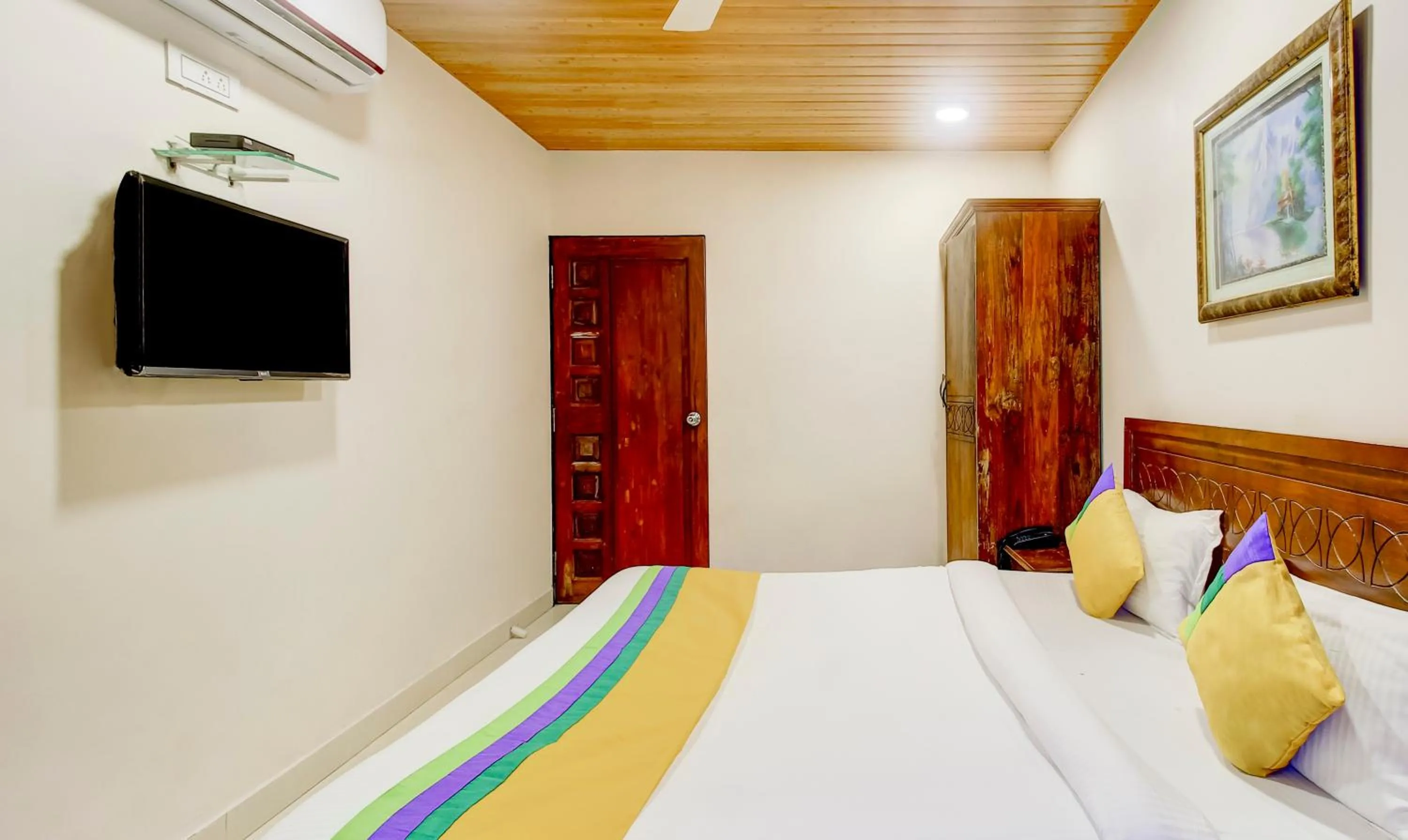 Bedroom, Bed in Itsy Hotels The New Hill Retreat, Near Mahabaleshwar State Transport Bus station