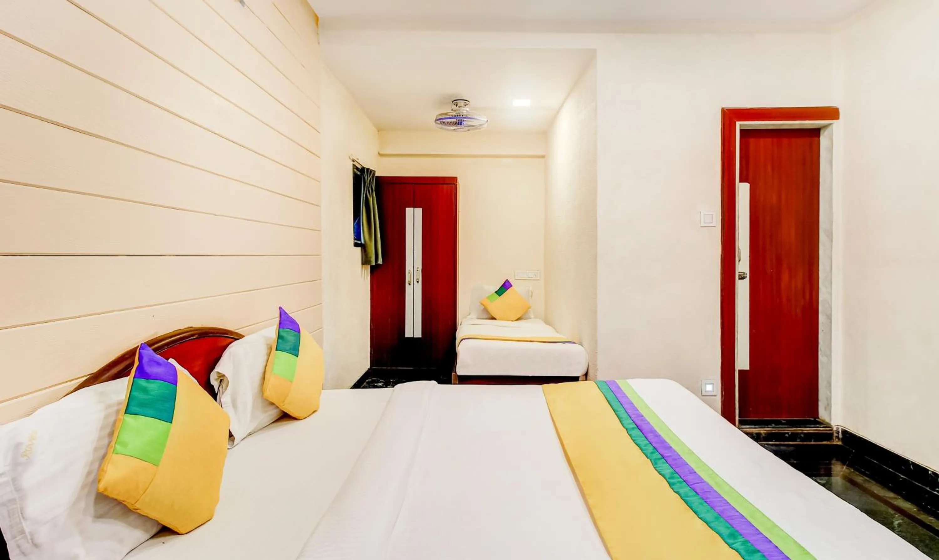 Bedroom, Bed in Itsy Hotels The New Hill Retreat, Near Mahabaleshwar State Transport Bus station