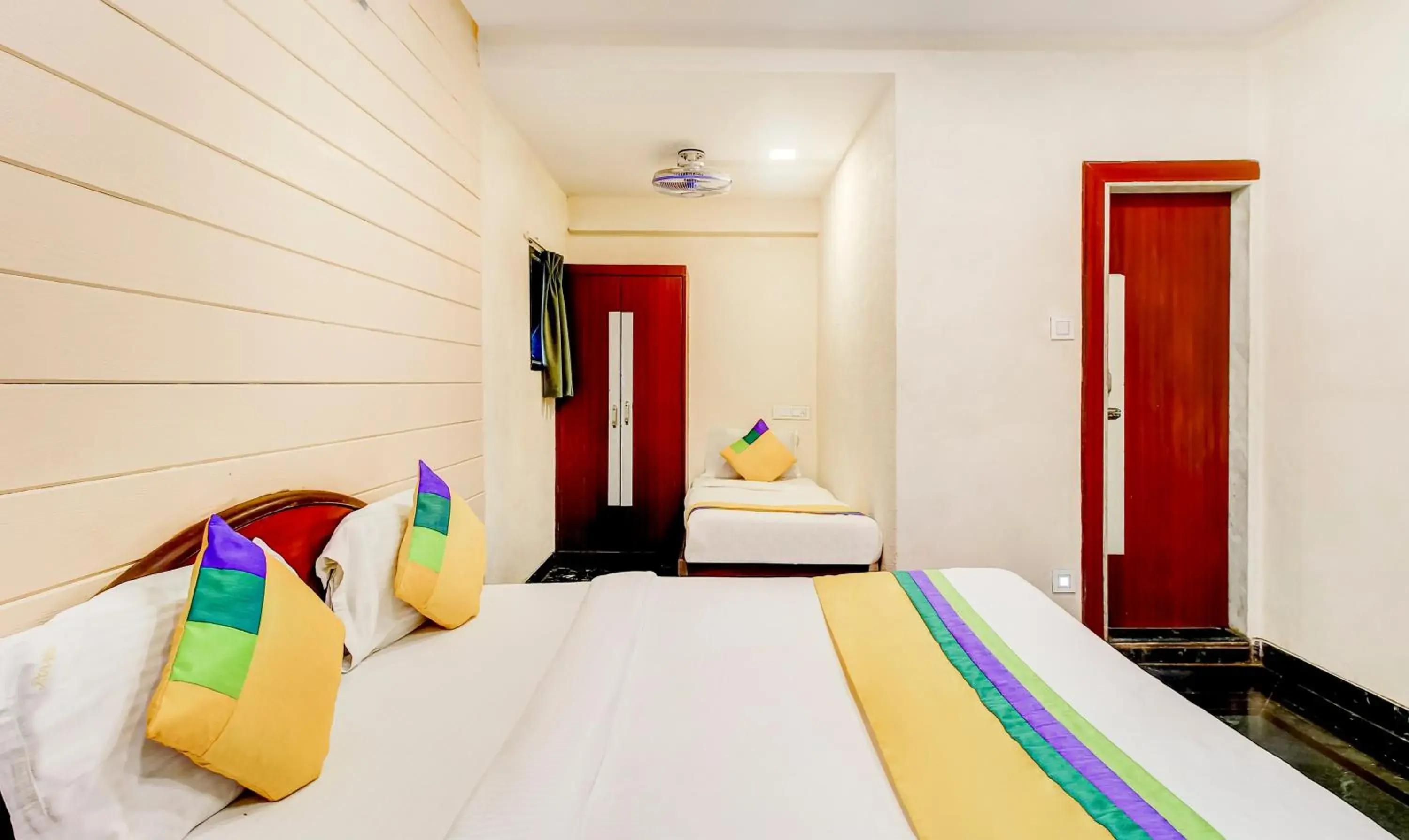 Bedroom, Bed in Itsy Hotels The New Hill Retreat, Near Mahabaleshwar State Transport Bus station Bedroom, Bed in Itsy Hotels The New Hill Retreat, Near Mahabaleshwar State Transport Bus station