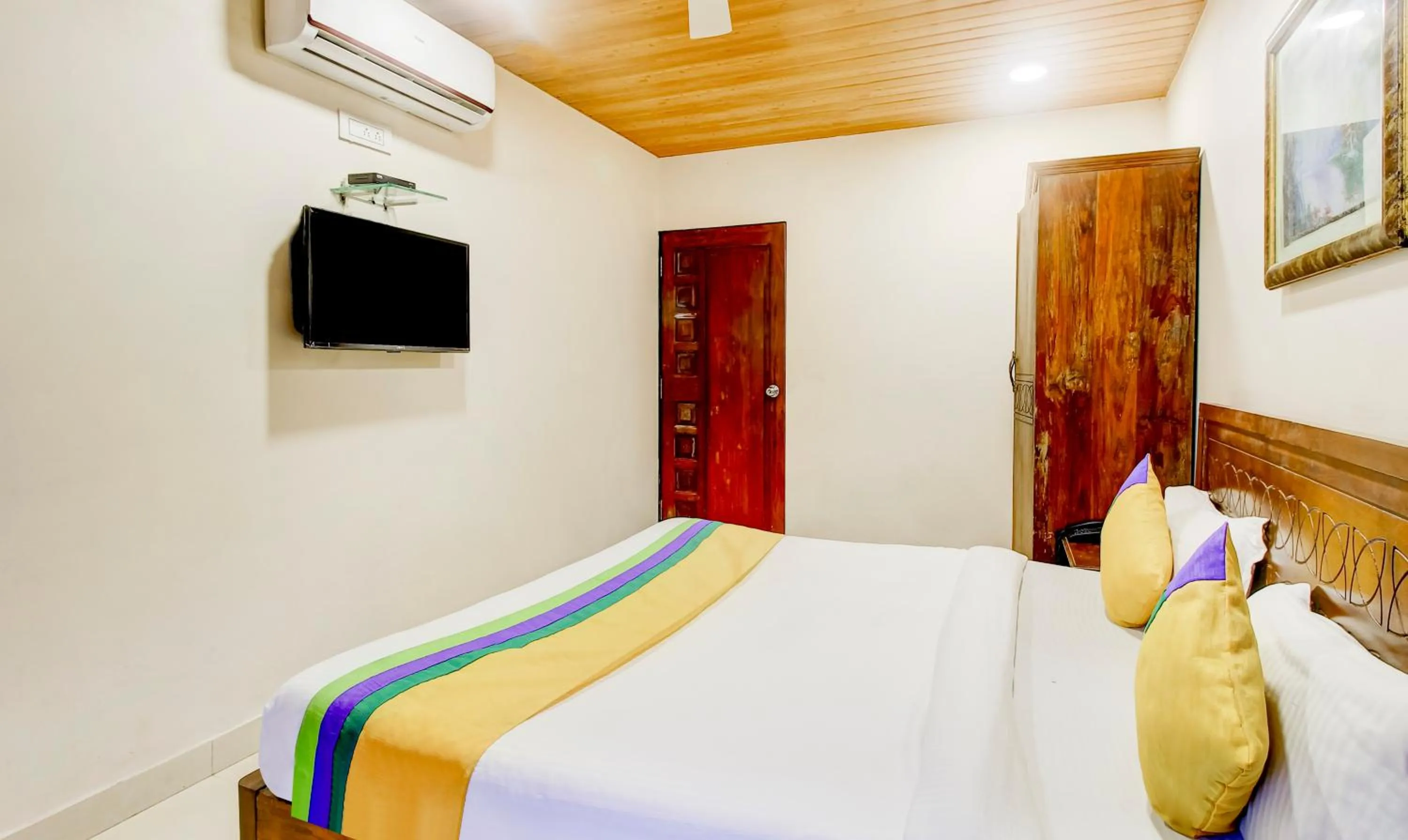 Bedroom, Bed in Itsy Hotels The New Hill Retreat, Near Mahabaleshwar State Transport Bus station