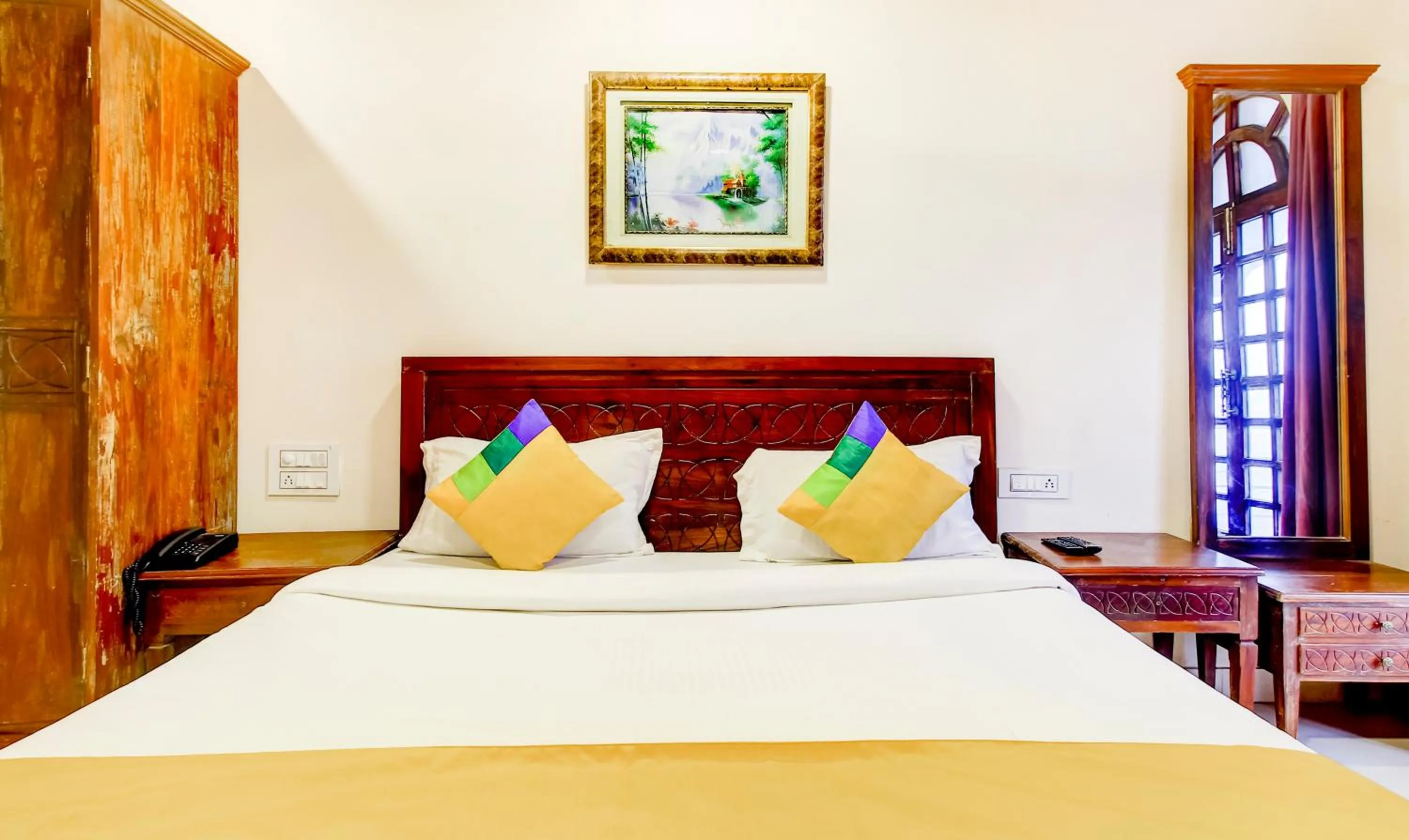 Bedroom, Bed in Itsy Hotels The New Hill Retreat, Near Mahabaleshwar State Transport Bus station