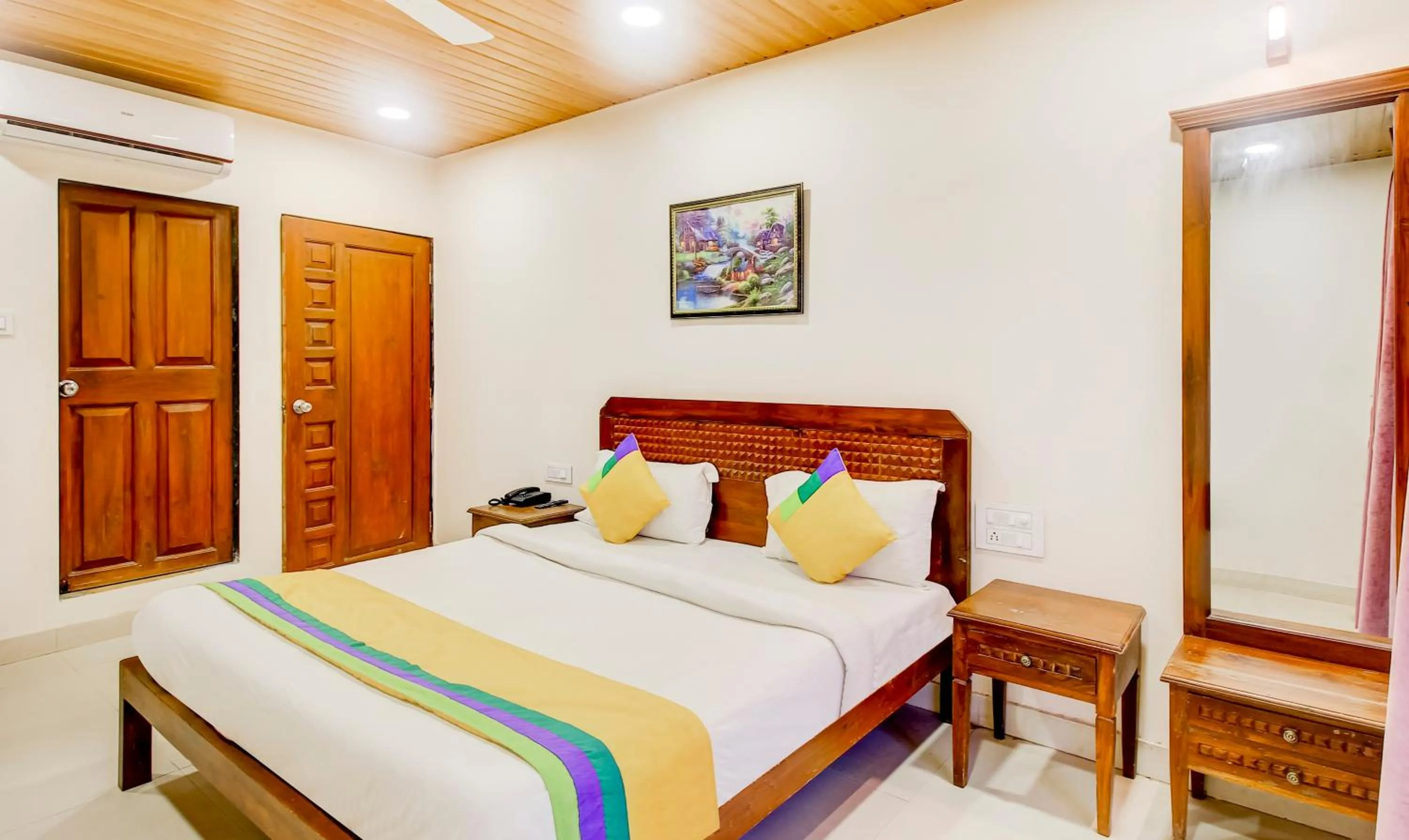 Bedroom, Bed in Itsy Hotels The New Hill Retreat, Near Mahabaleshwar State Transport Bus station