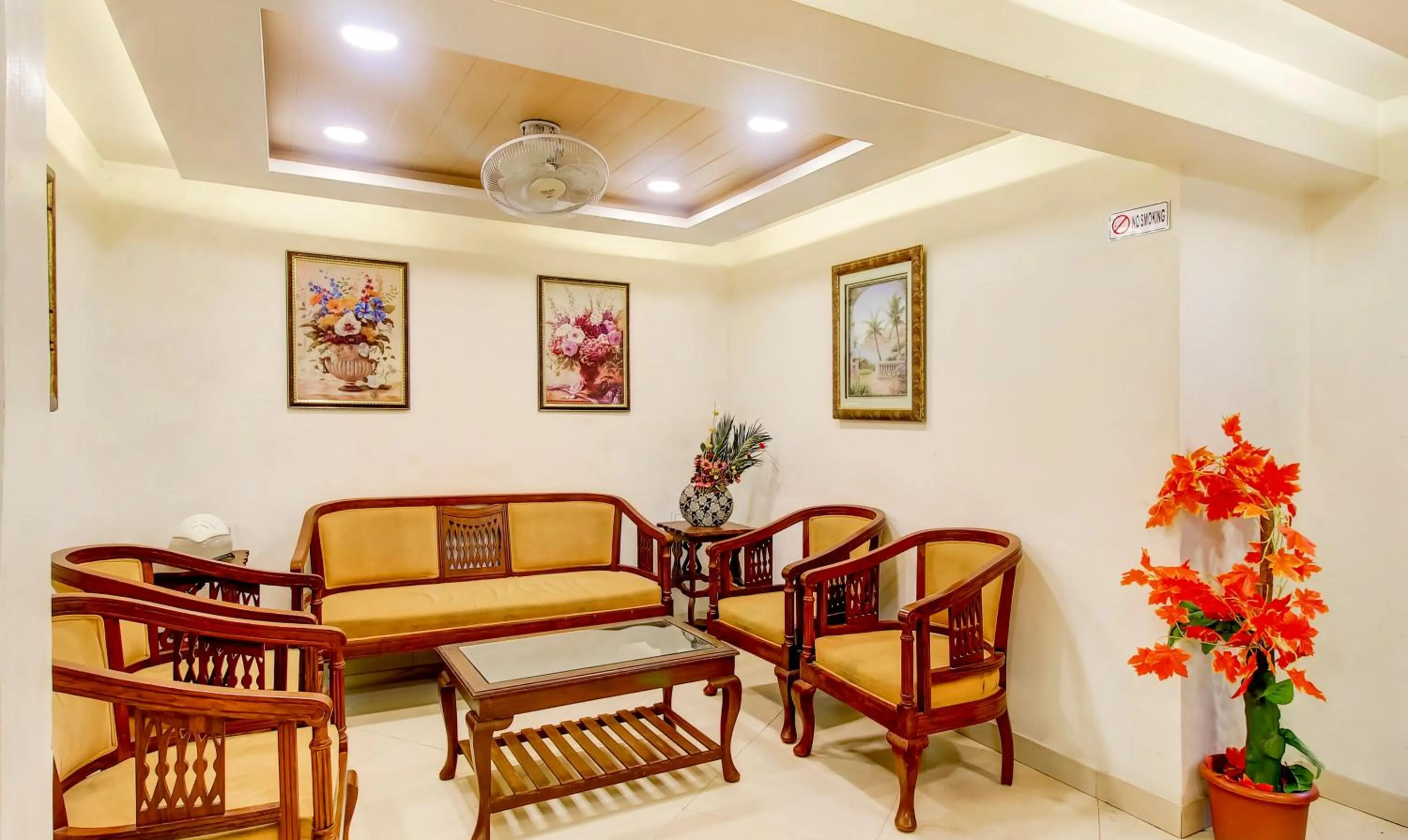 Seating area in Itsy Hotels The New Hill Retreat, Near Mahabaleshwar State Transport Bus station