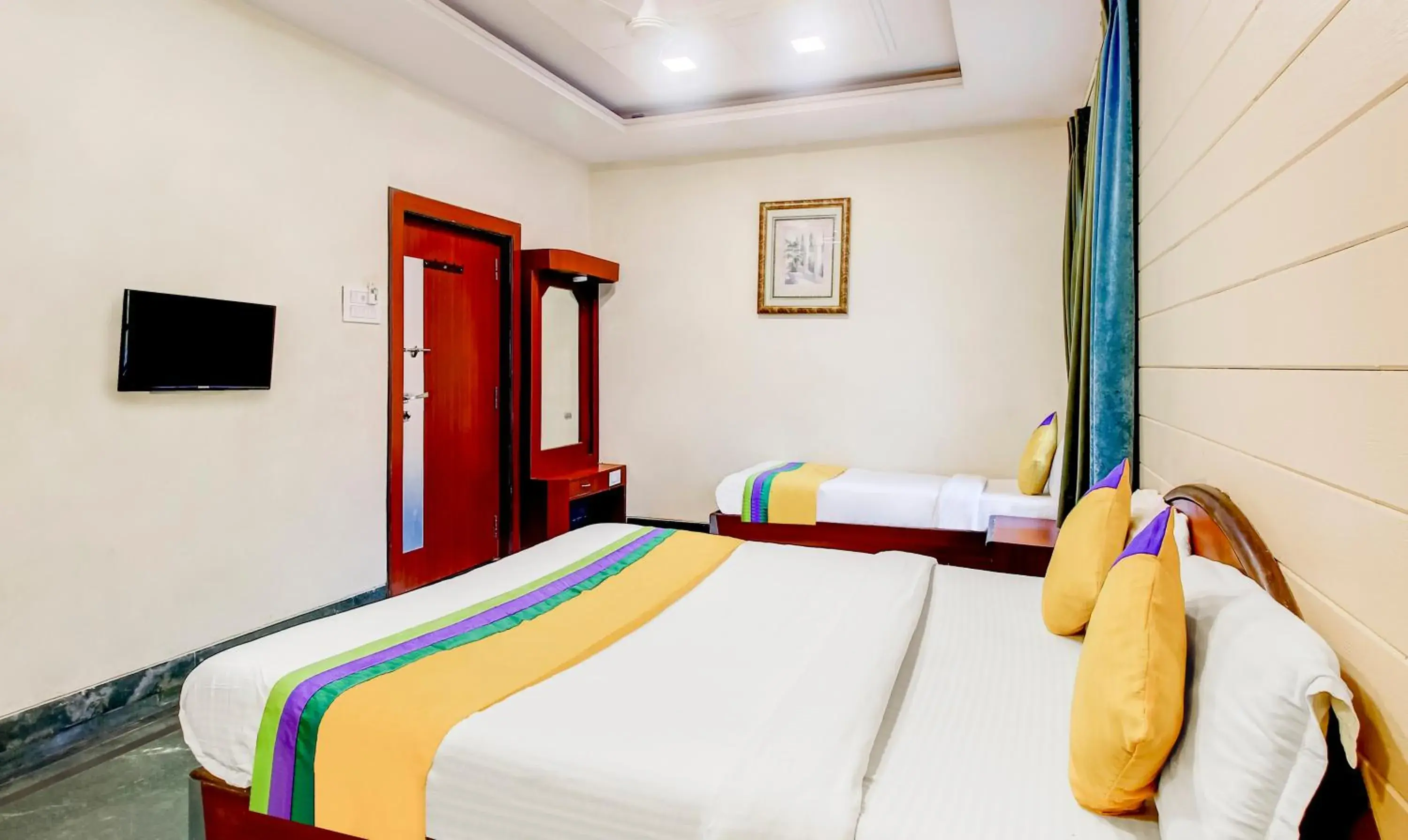 Bedroom, Bed in Itsy Hotels The New Hill Retreat, Near Mahabaleshwar State Transport Bus station Bedroom, Bed in Itsy Hotels The New Hill Retreat, Near Mahabaleshwar State Transport Bus station