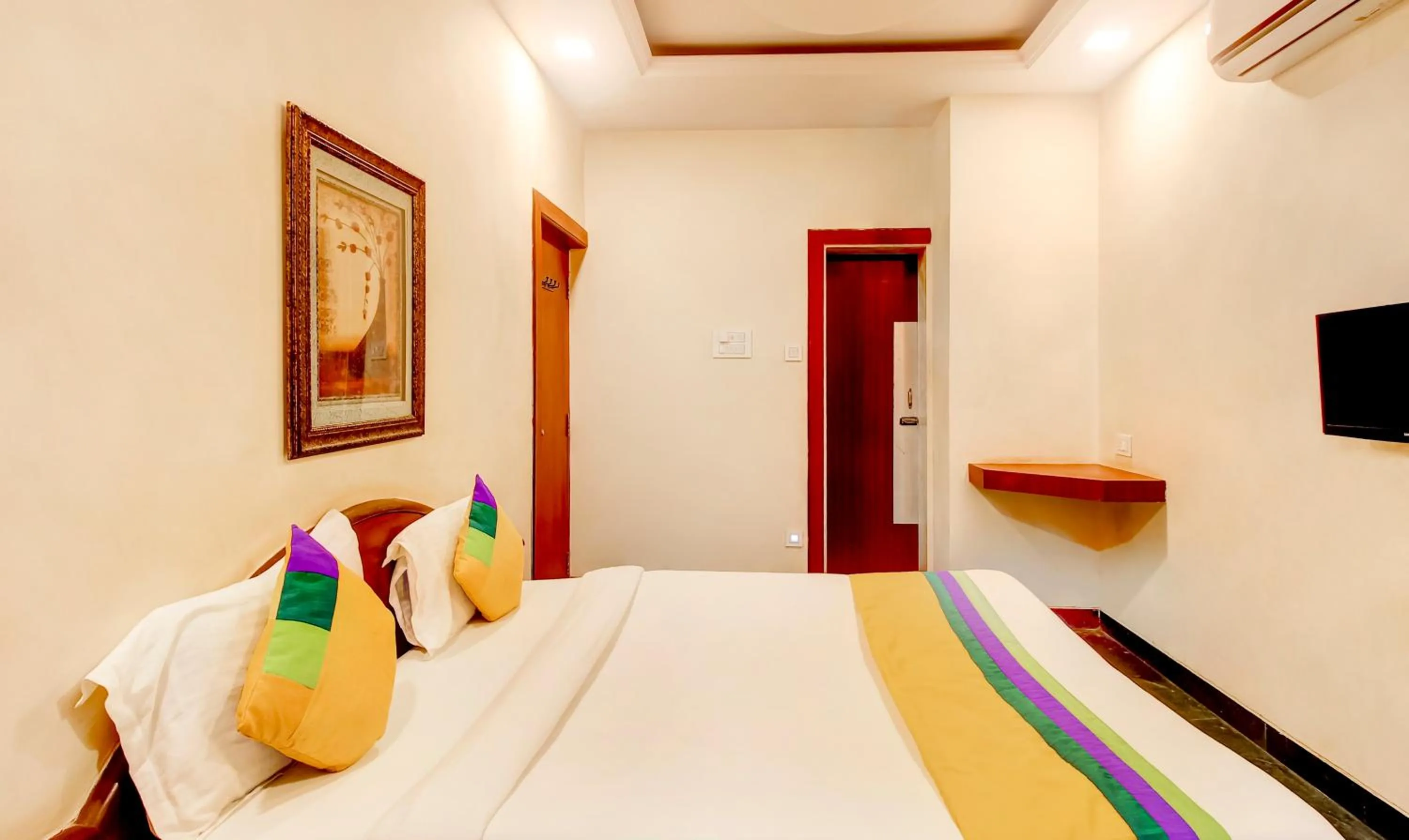 Bedroom, Bed in Itsy Hotels The New Hill Retreat, Near Mahabaleshwar State Transport Bus station