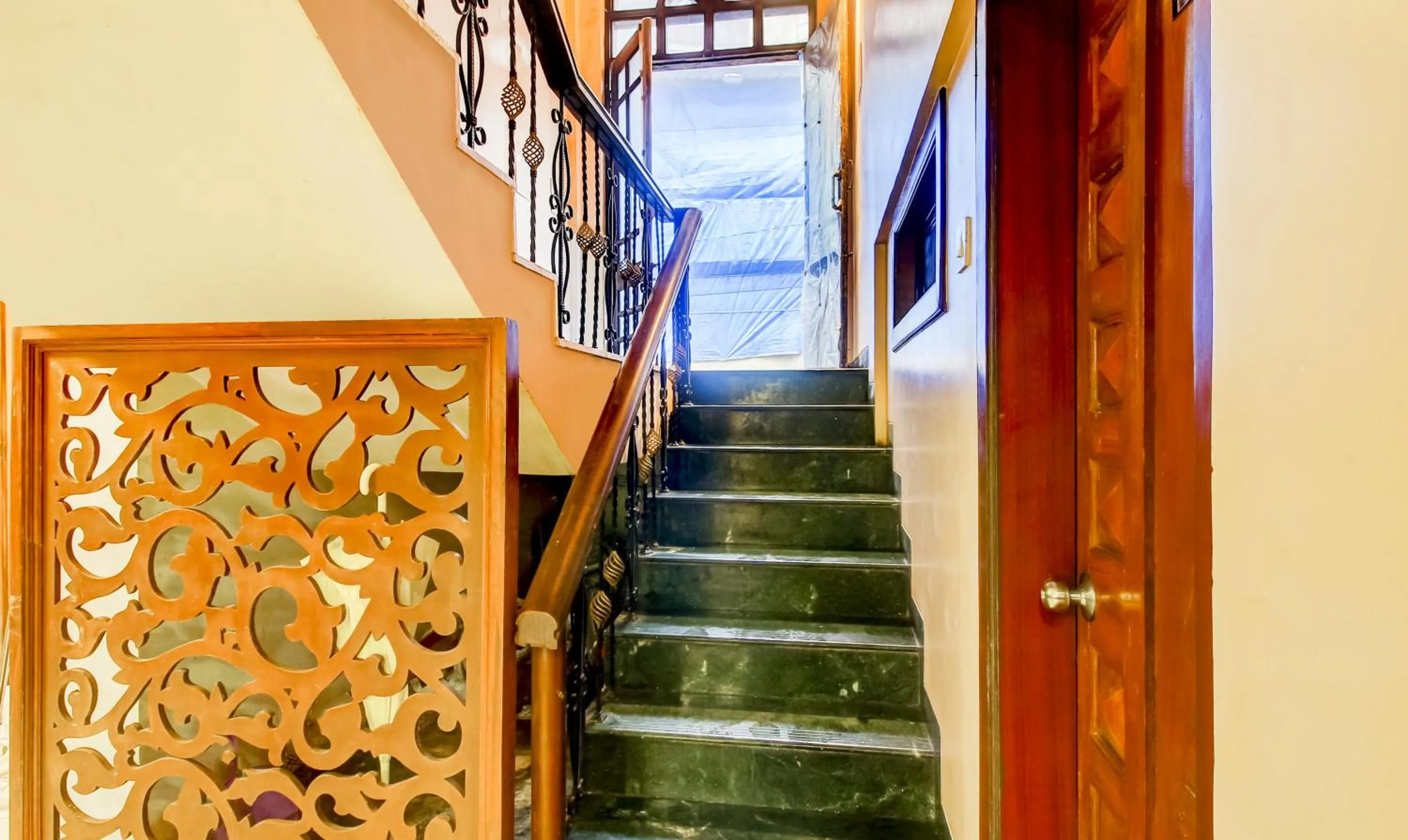 Lobby or reception in Itsy Hotels The New Hill Retreat, Near Mahabaleshwar State Transport Bus station