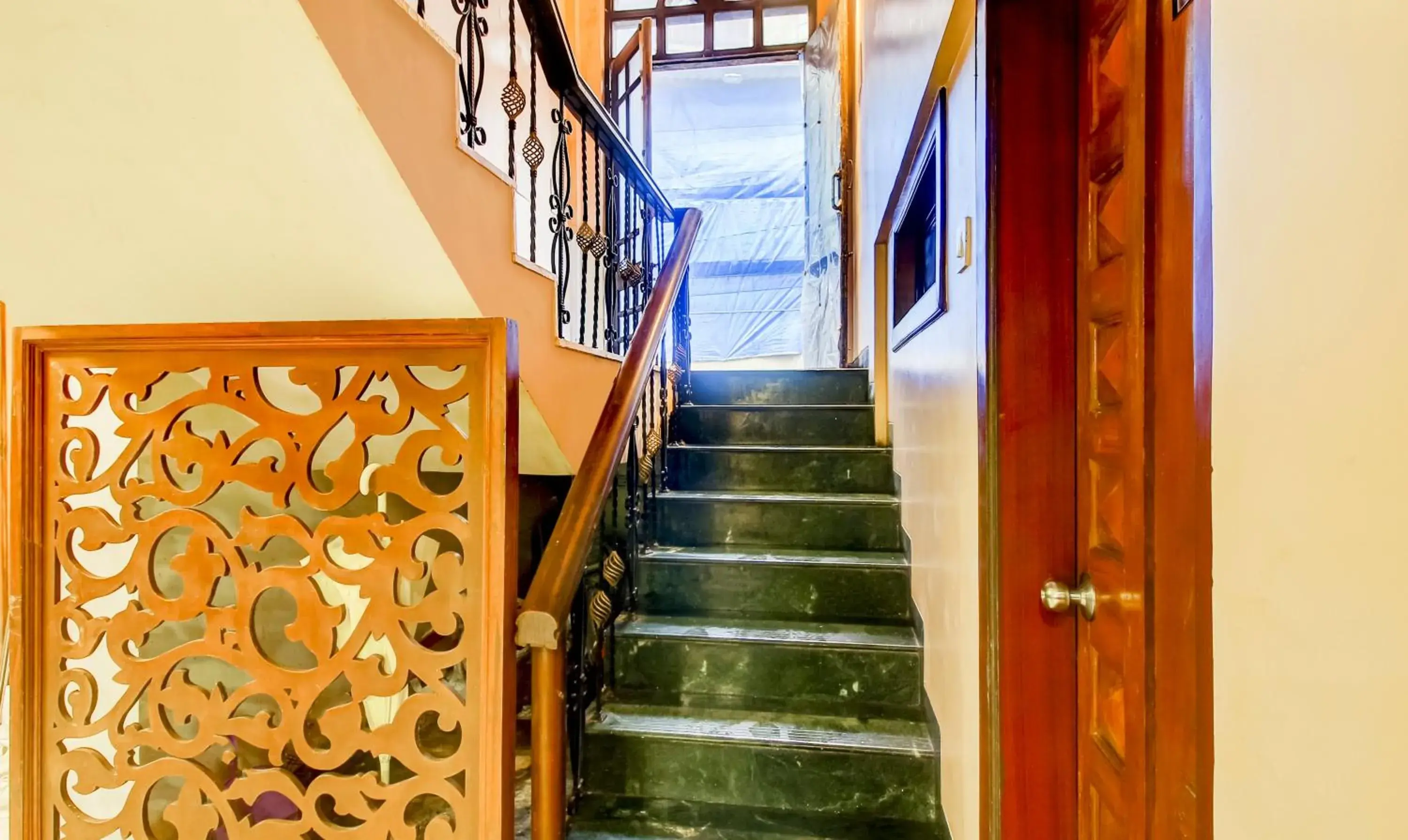 Lobby or reception in Itsy Hotels The New Hill Retreat, Near Mahabaleshwar State Transport Bus station Lobby or reception in Itsy Hotels The New Hill Retreat, Near Mahabaleshwar State Transport Bus station