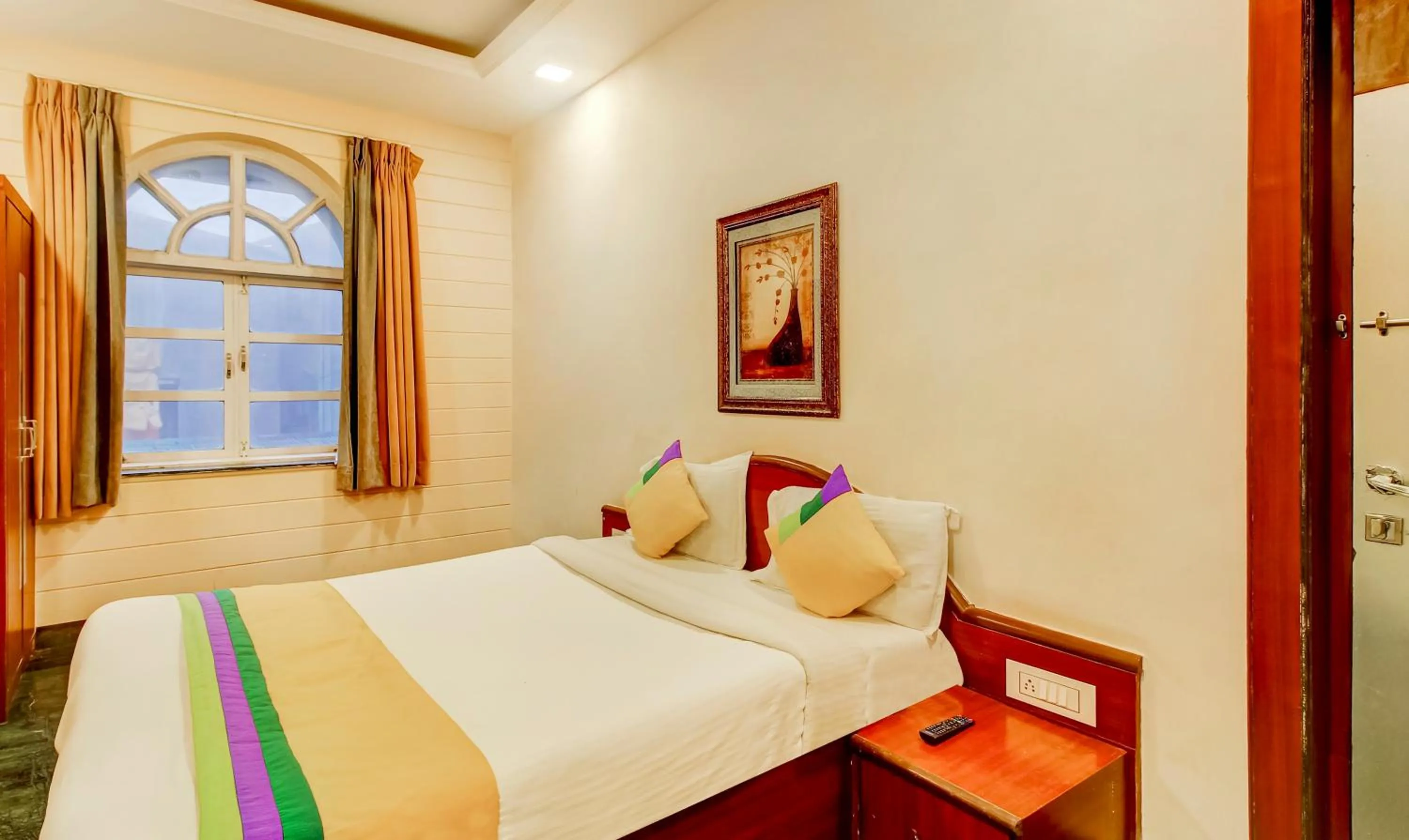 Bedroom, Bed in Itsy Hotels The New Hill Retreat, Near Mahabaleshwar State Transport Bus station