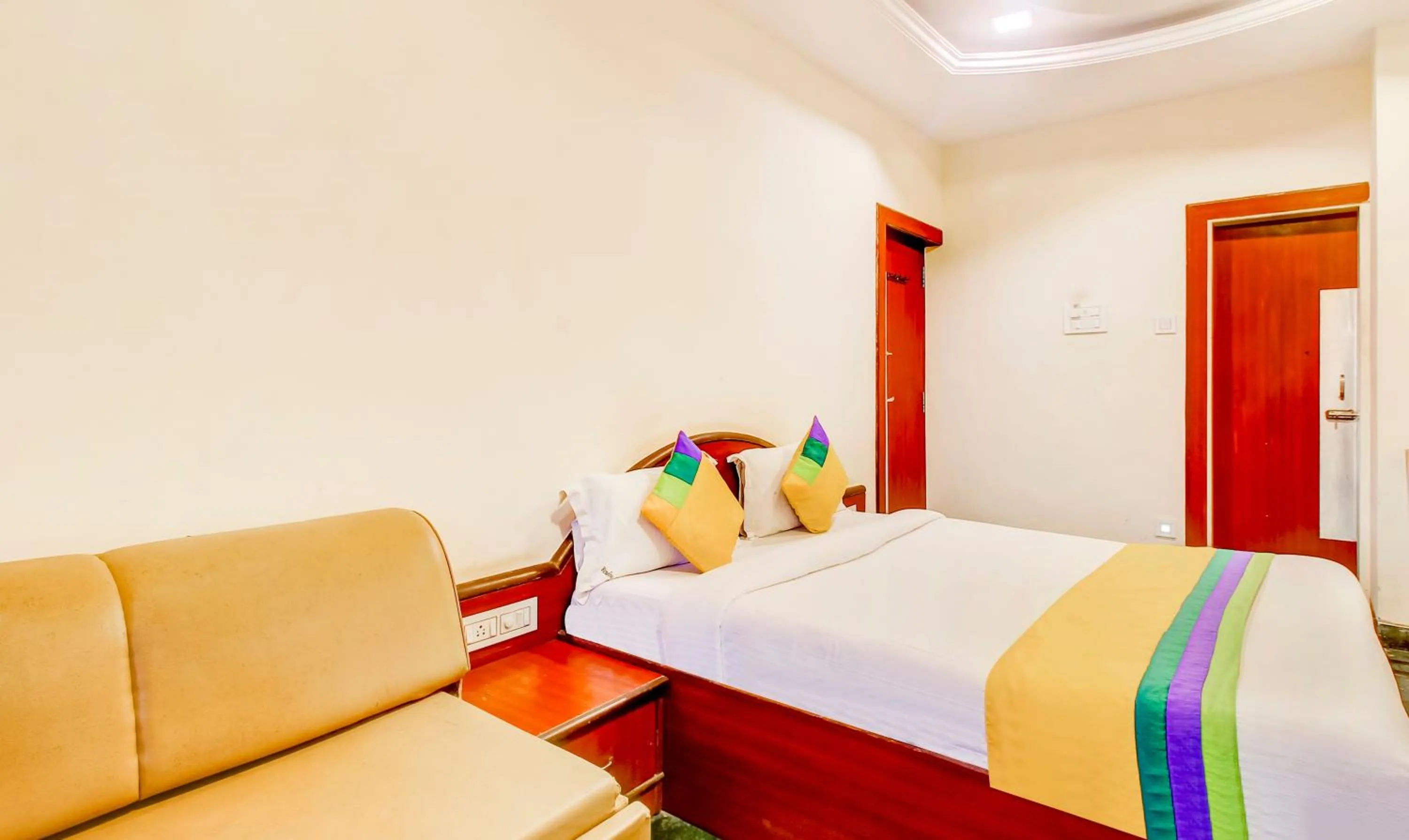 Bedroom, Bed in Itsy Hotels The New Hill Retreat, Near Mahabaleshwar State Transport Bus station
