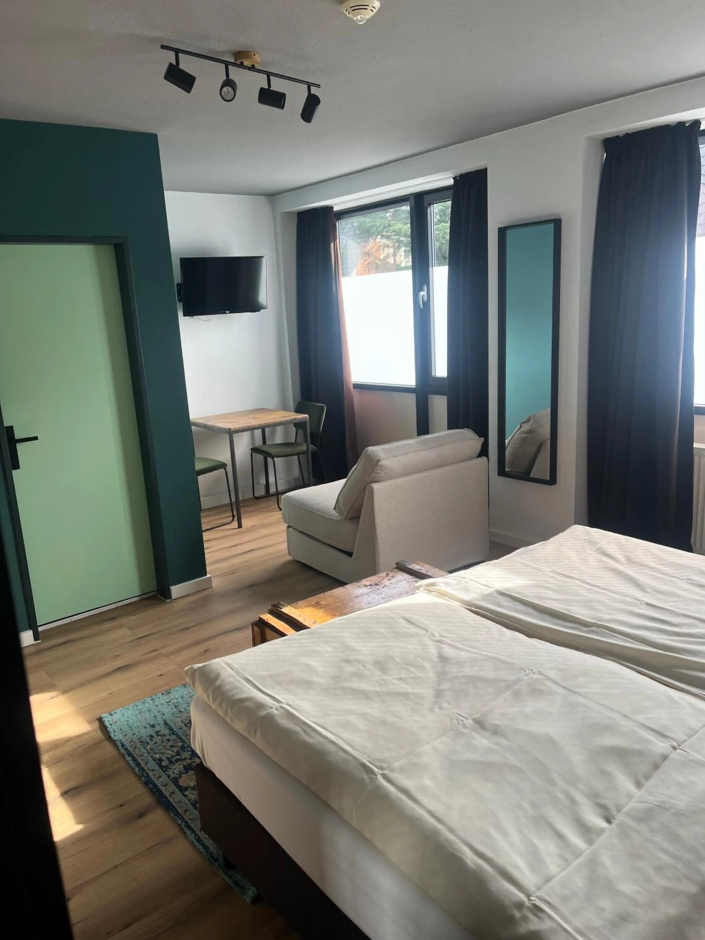 Living room, Bed in Airport Hotel Jägerhof Weeze