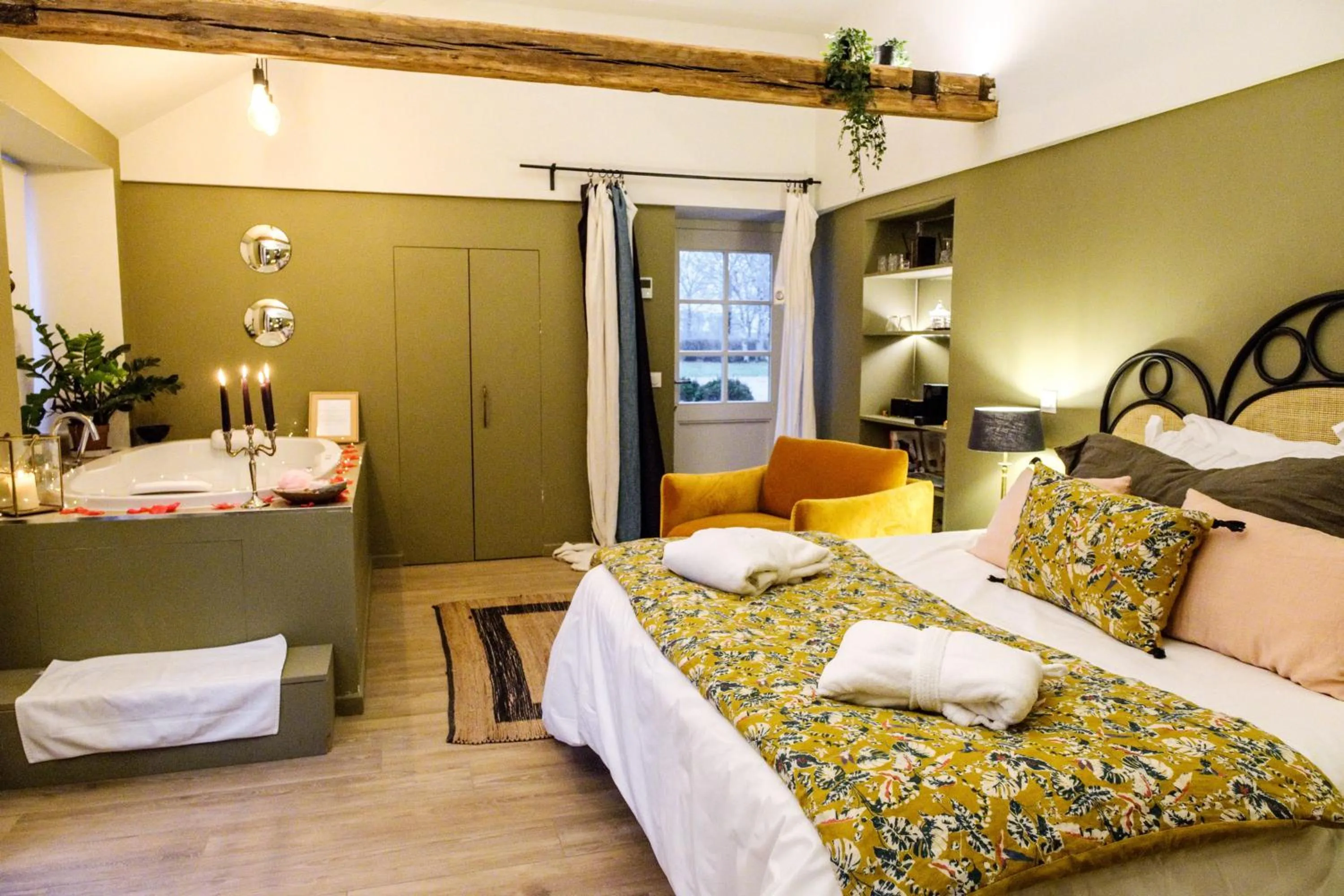 Bed in Domaine de Bellevue, The Originals Relais