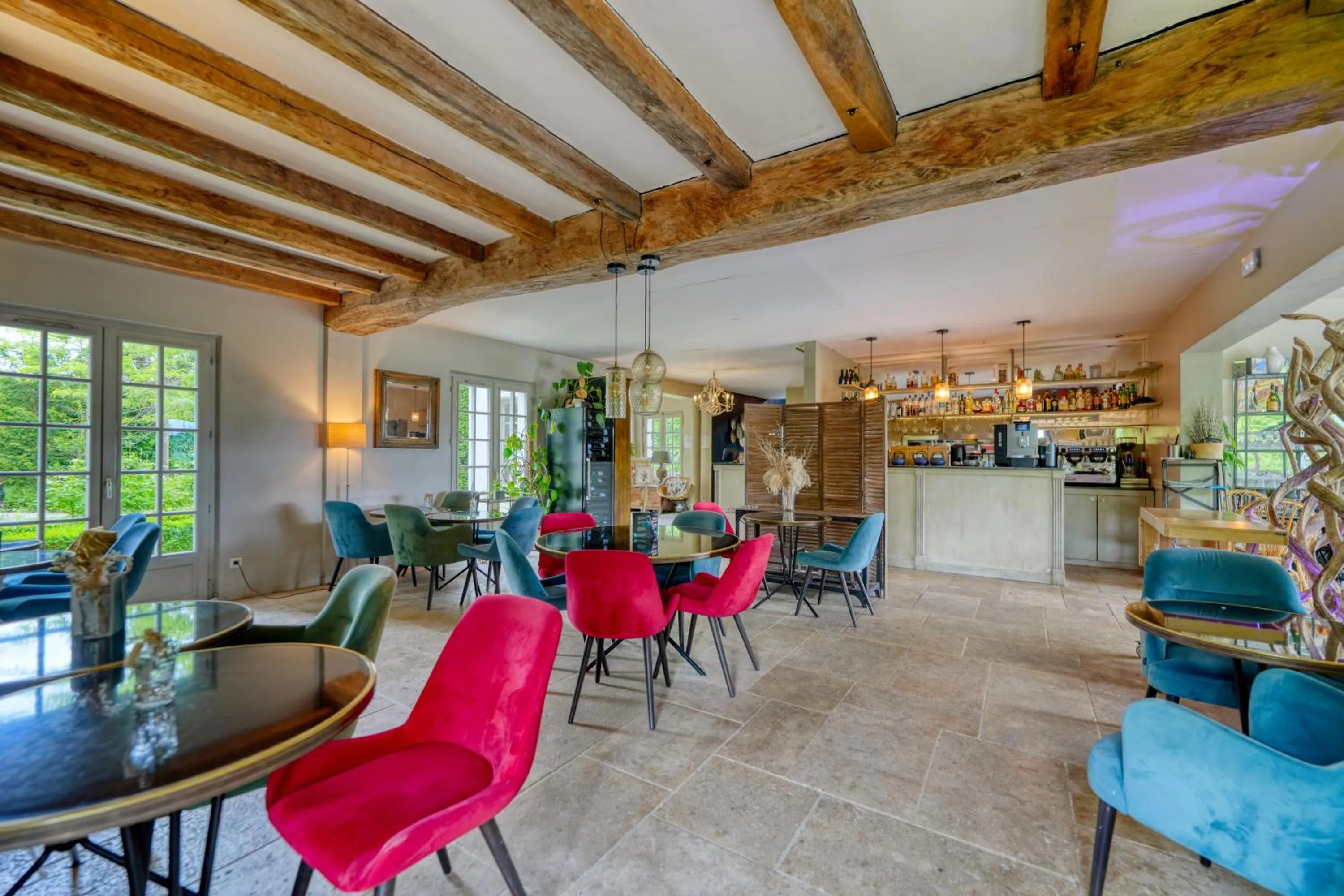 Communal lounge/ TV room in Domaine de Bellevue - Restaurant & Spa