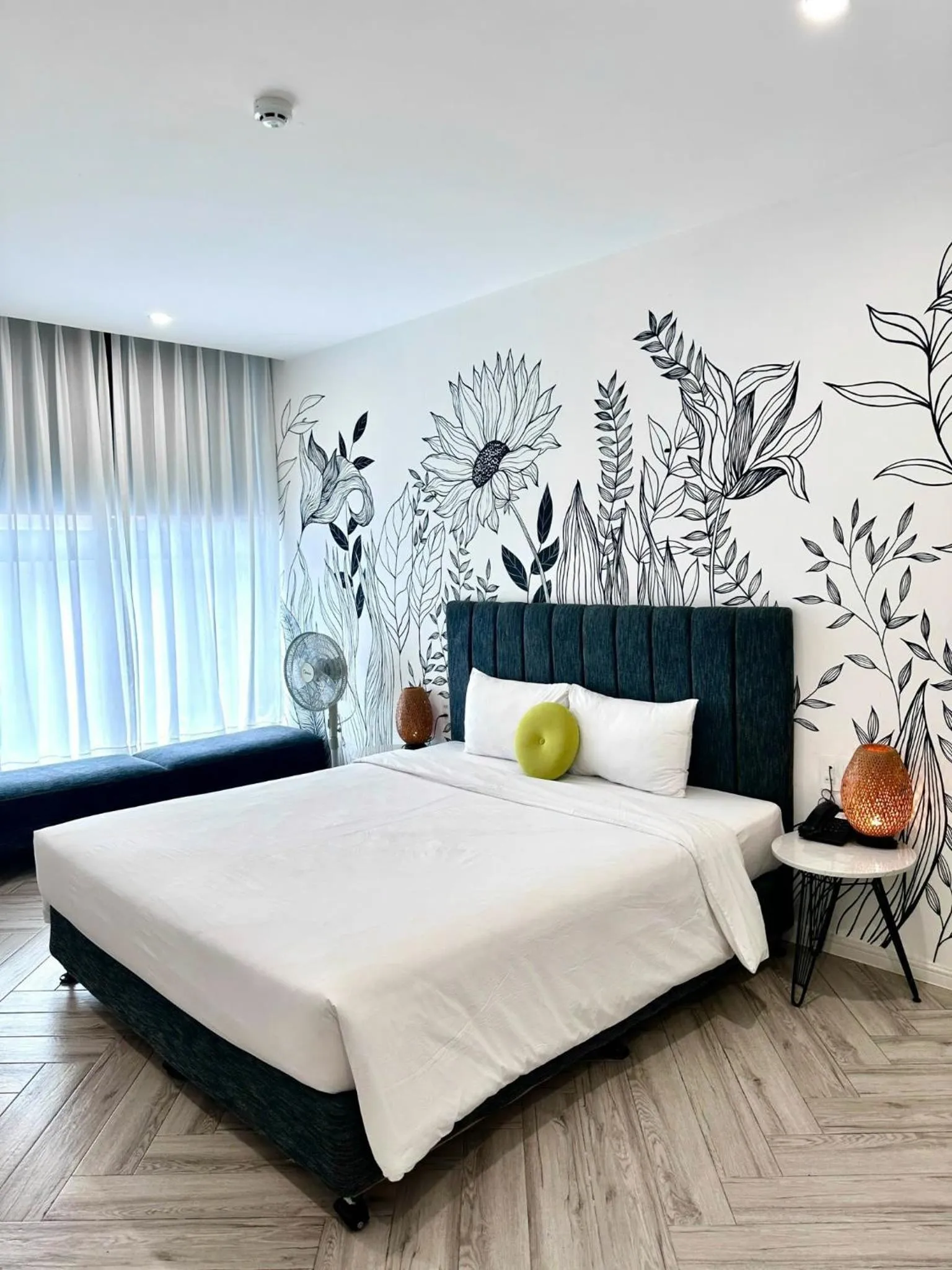 Bedroom, Bed in Len's Hotel