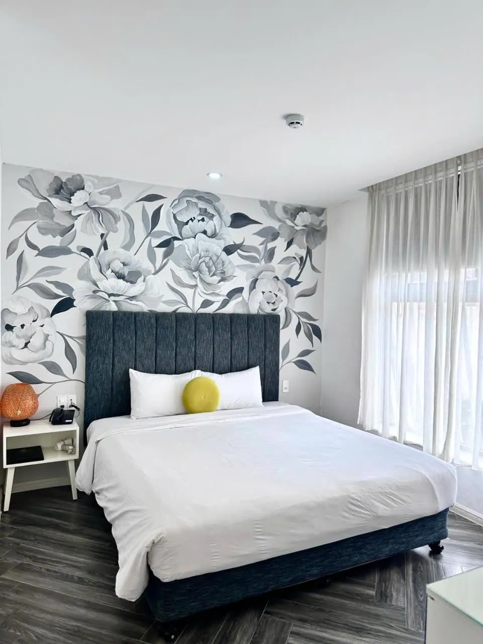 Bedroom, Bed in Len's Hotel