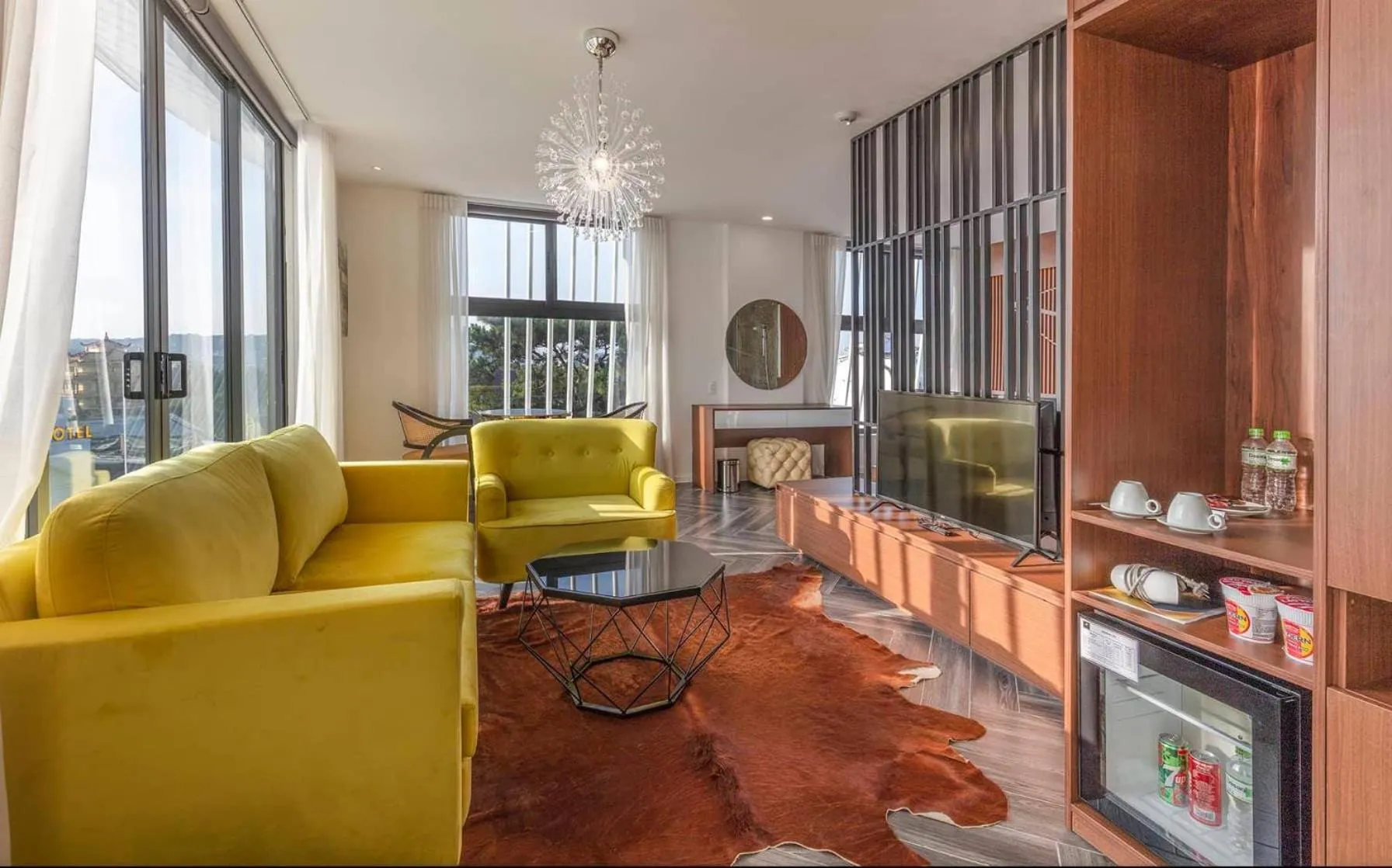 Living room in Len's Hotel