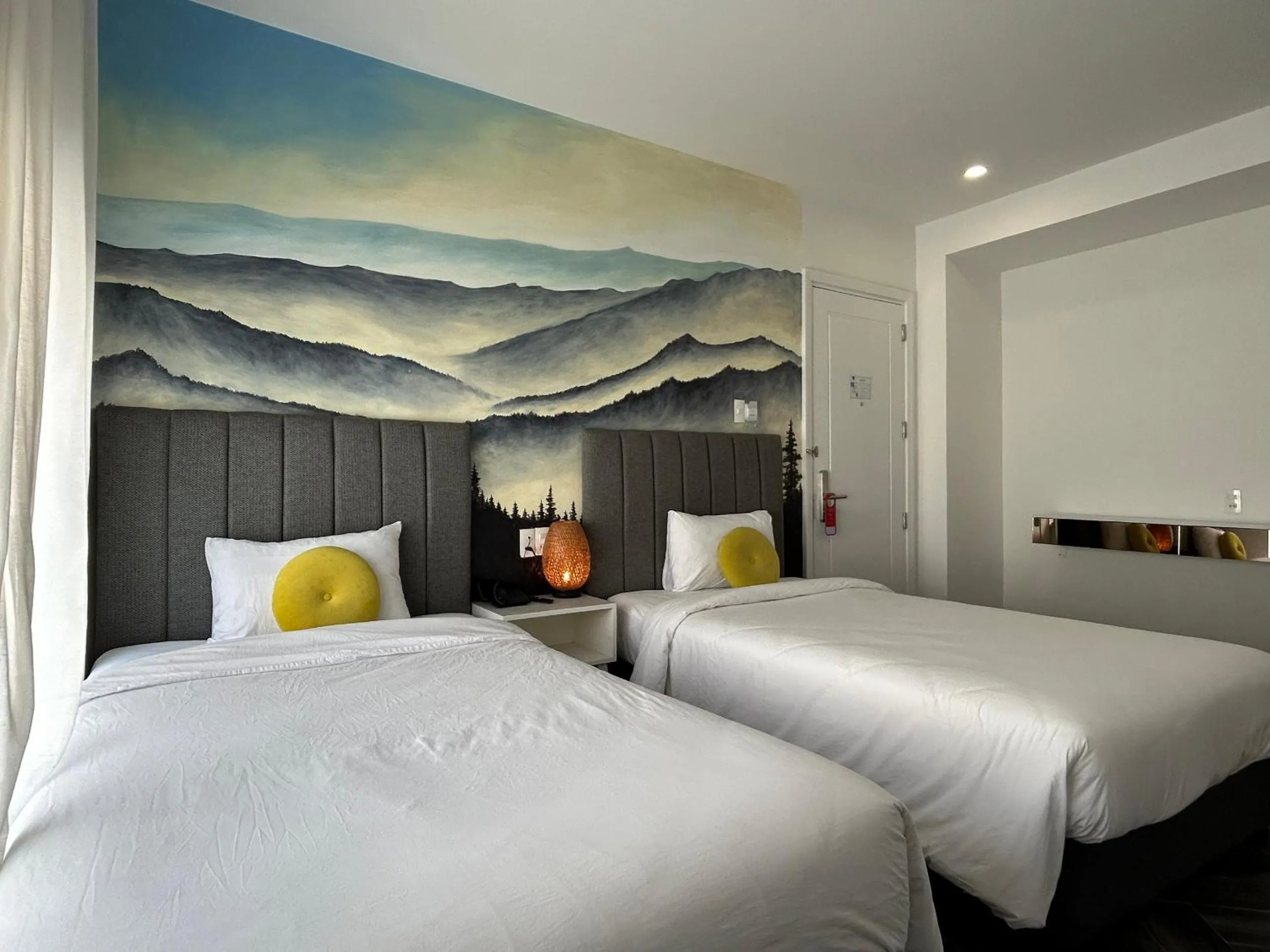 Bedroom, Bed in Len's Hotel