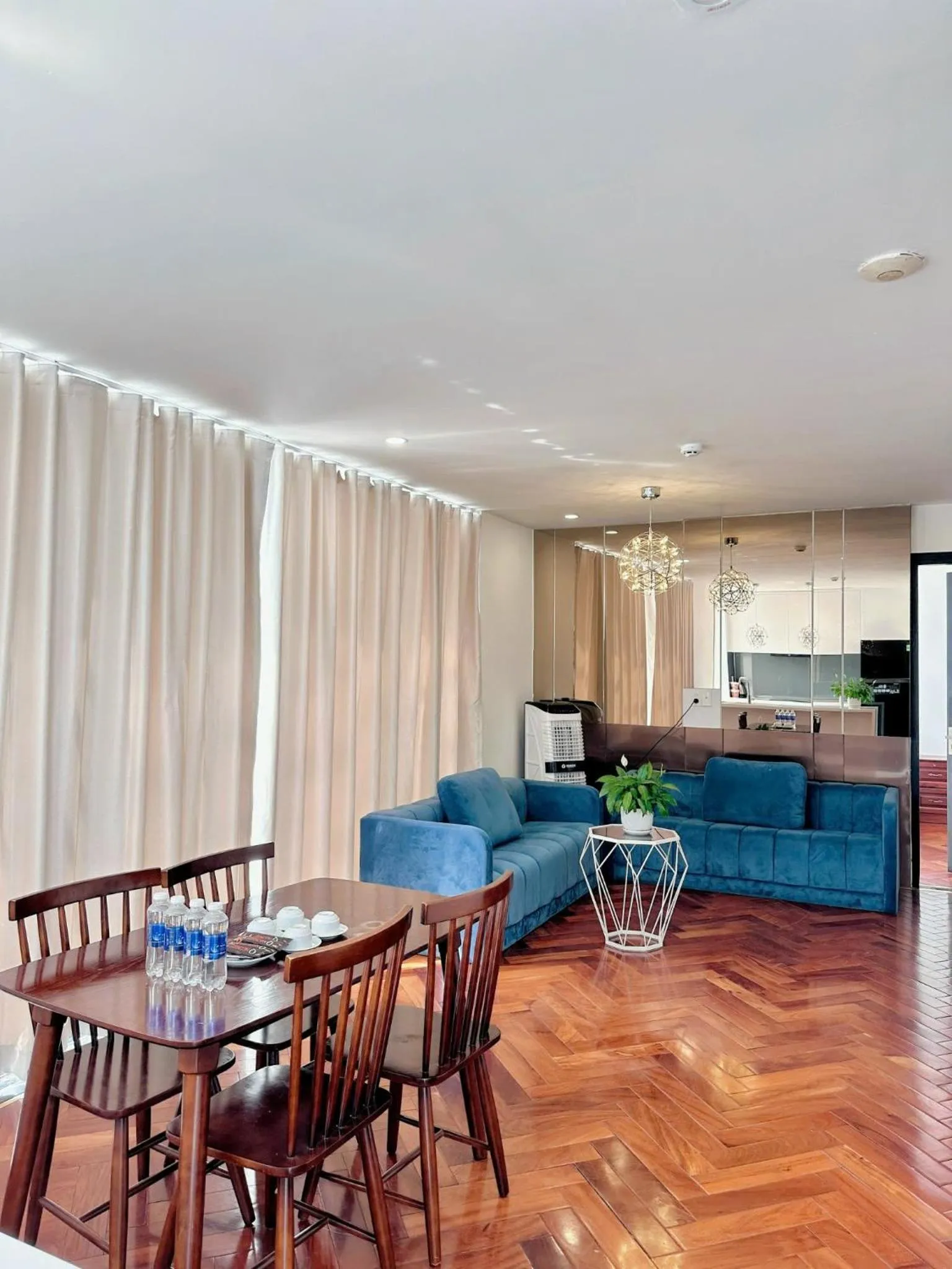 Living room in Len's Hotel