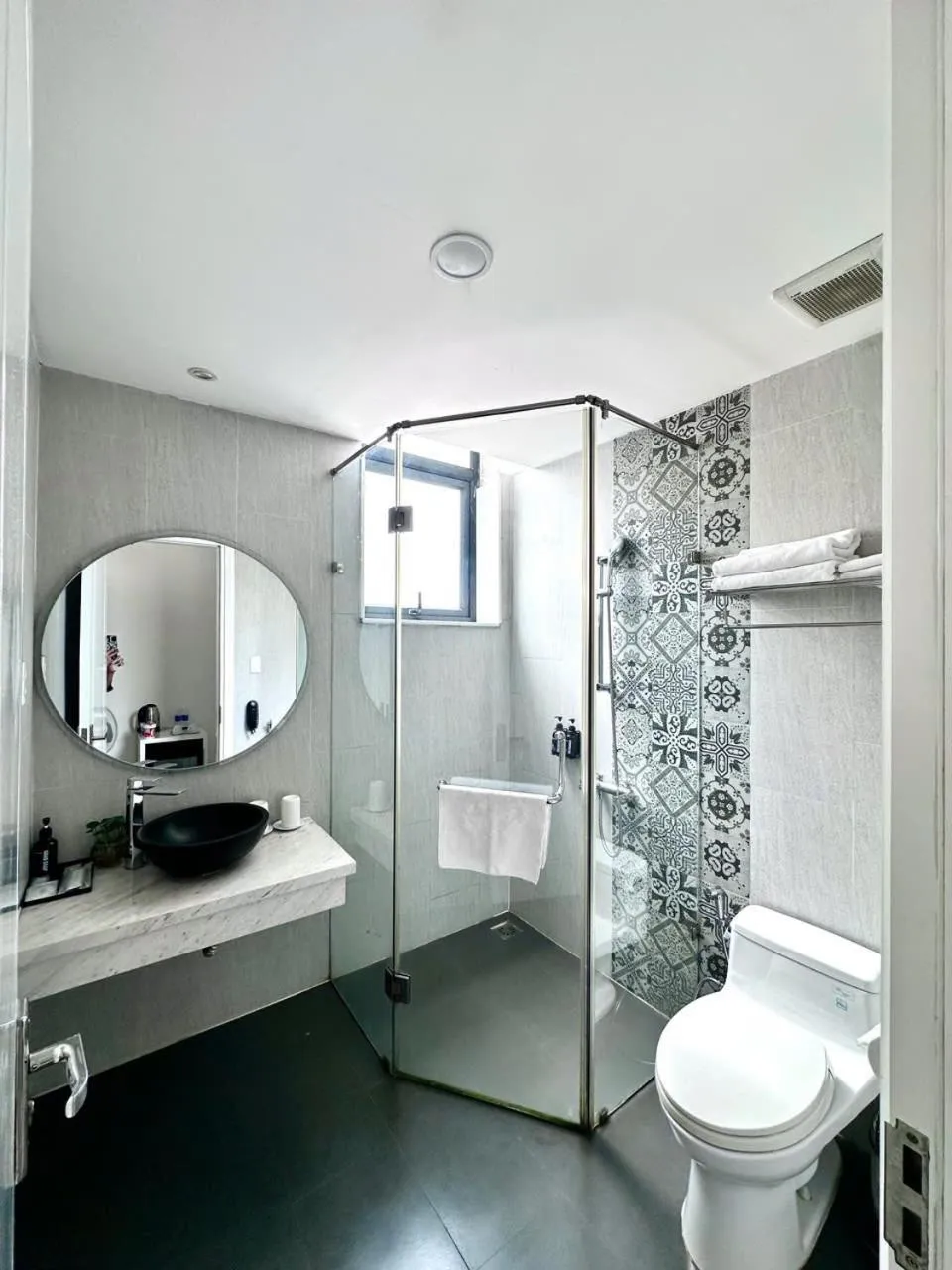 Bathroom in Len's Hotel