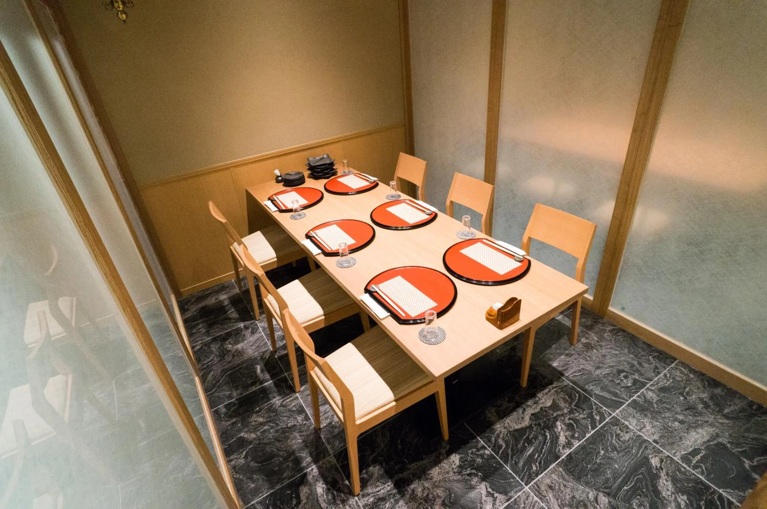 Restaurant/places to eat in Hotel New Palace