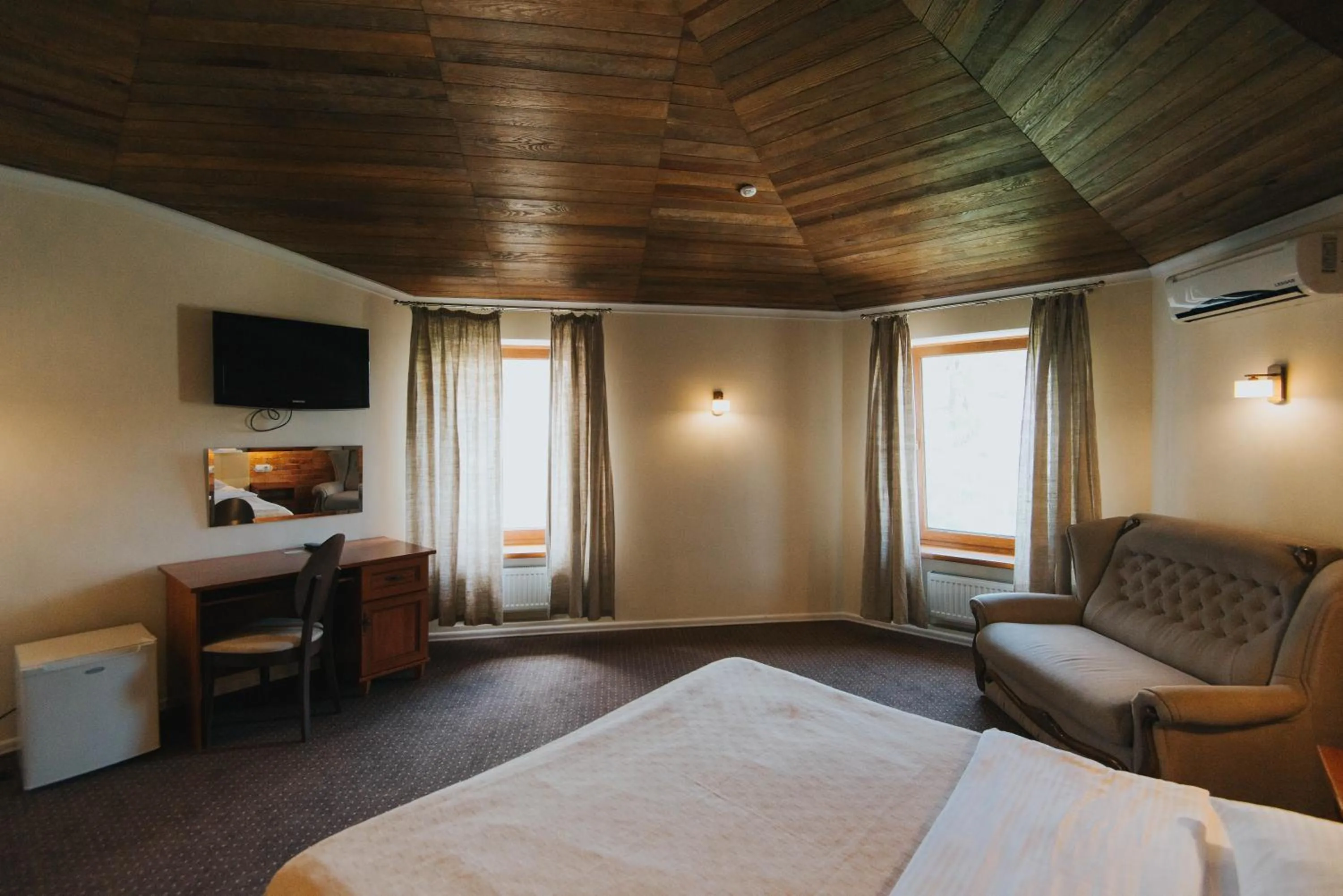 Bed in Geneva Park Hotel