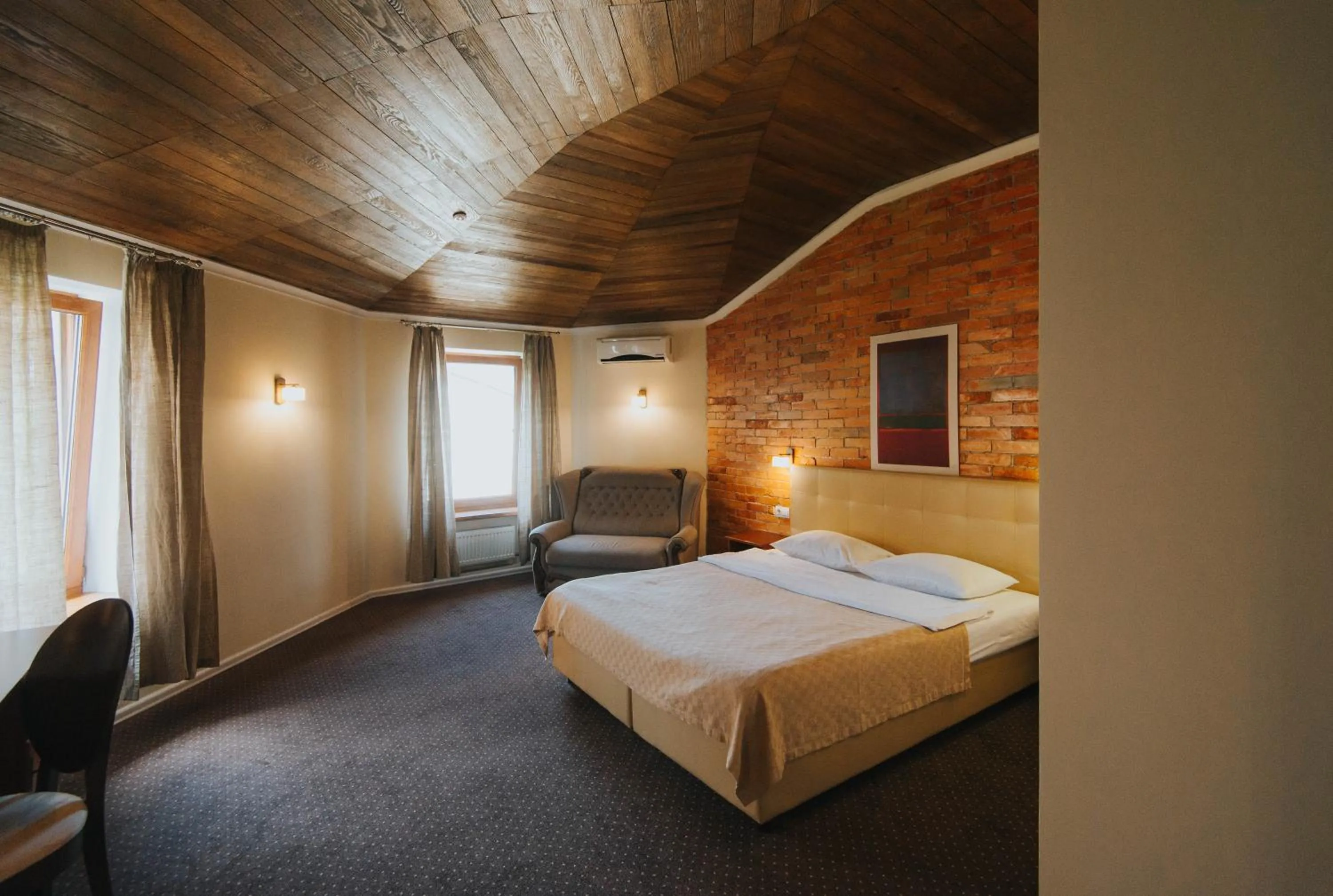 Bed in Geneva Park Hotel