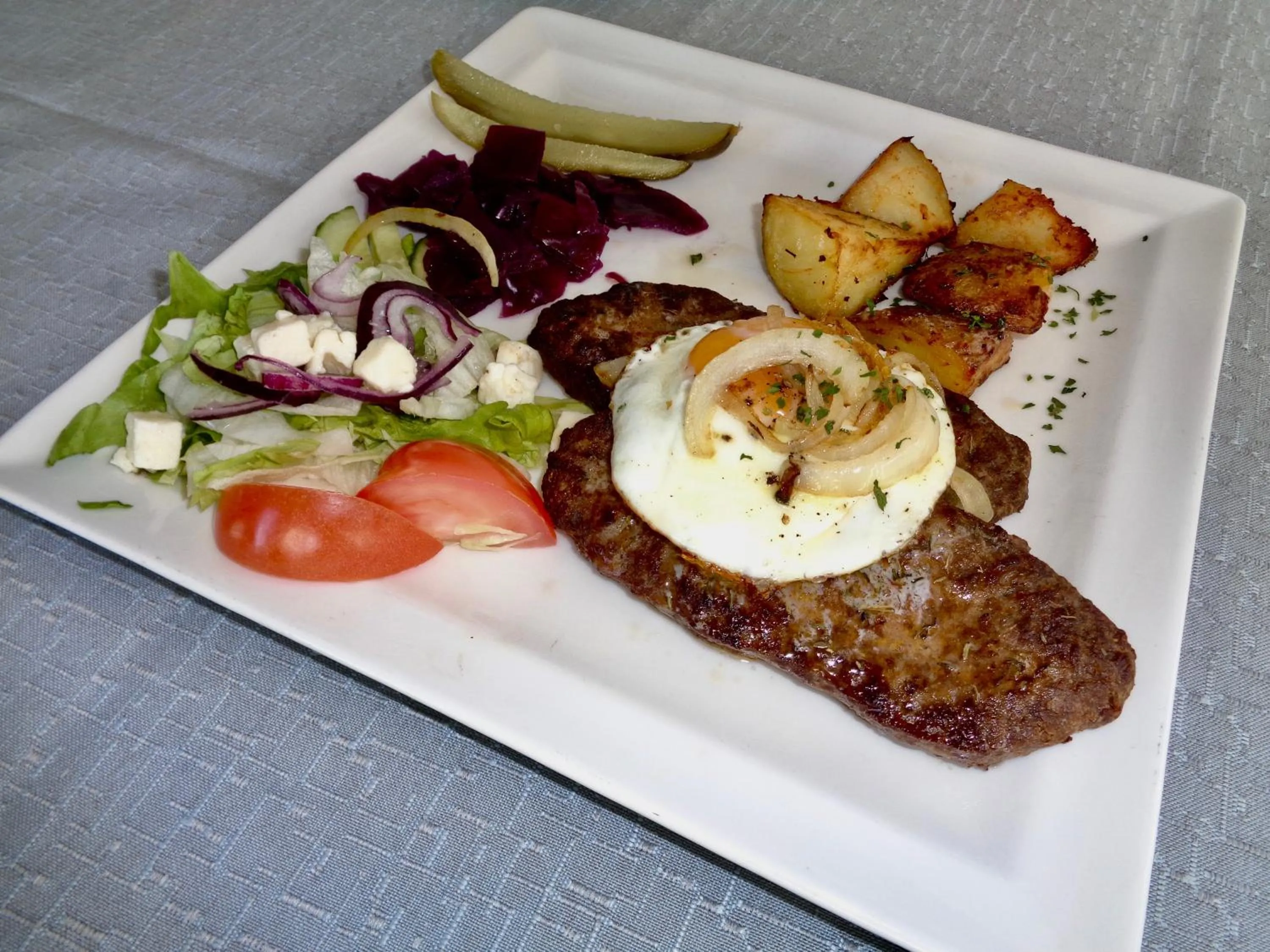 Restaurant/places to eat in Hali Country Hotel