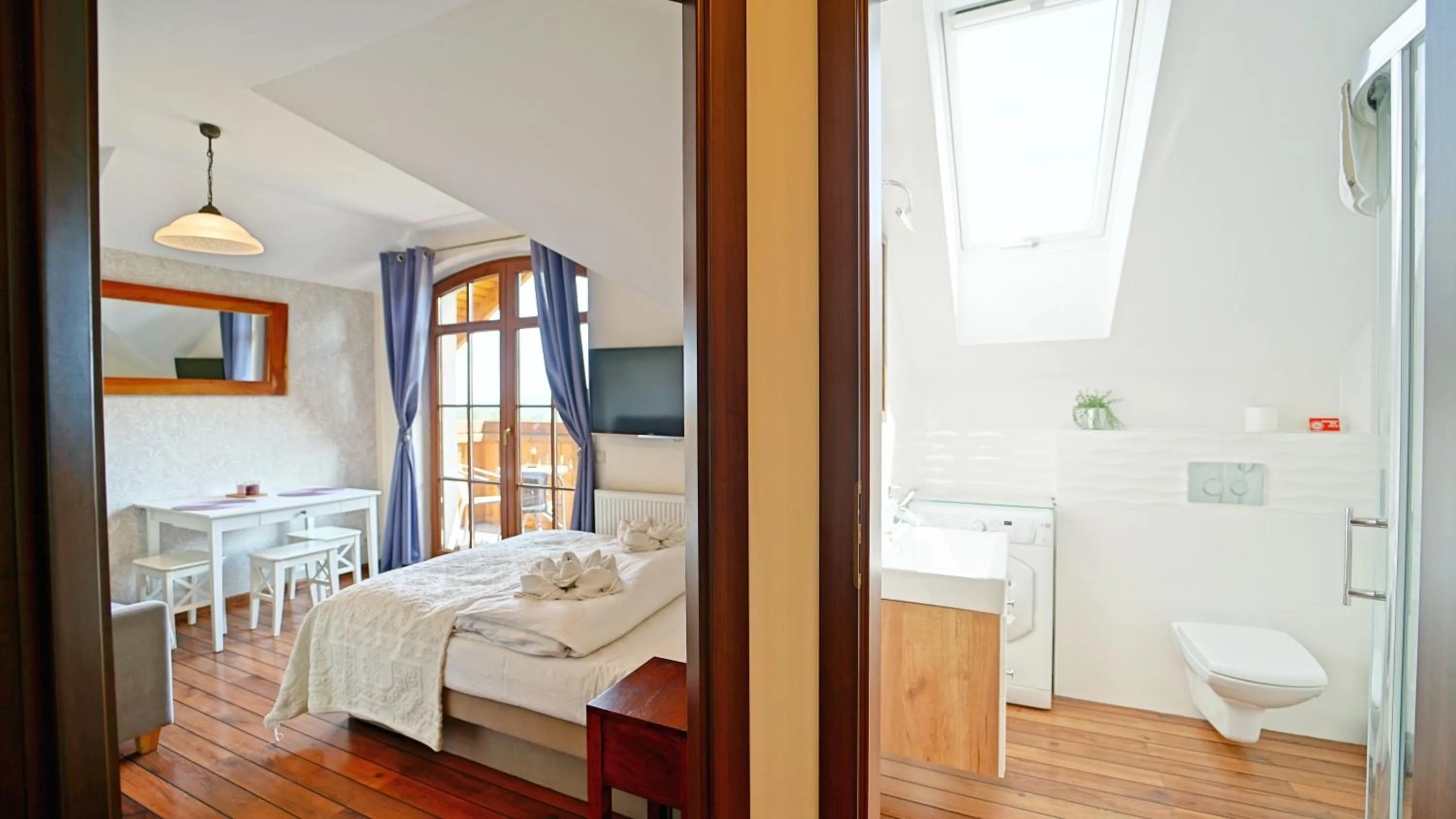 Bathroom, Bed in Apartamenty EverySky - Obrońców Pokoju 1D