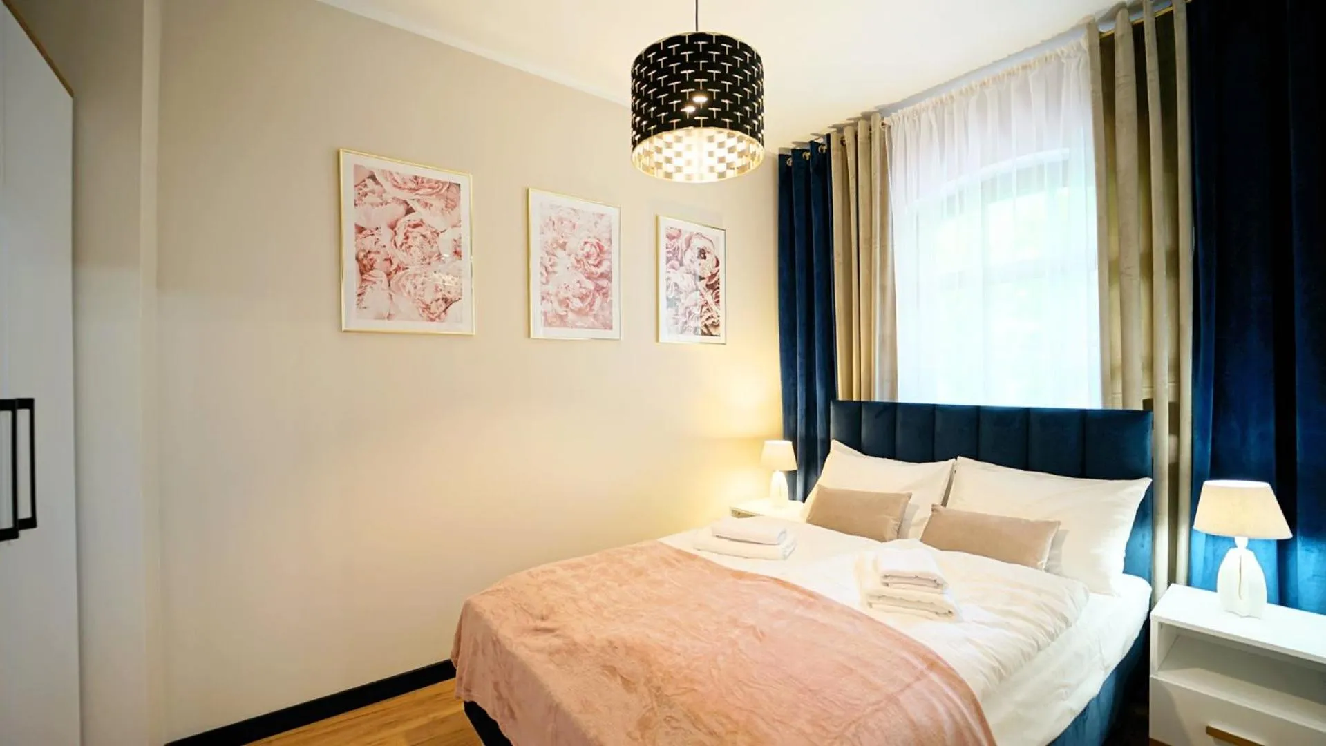 Bed in Apartamenty EverySky - Obrońców Pokoju 1D