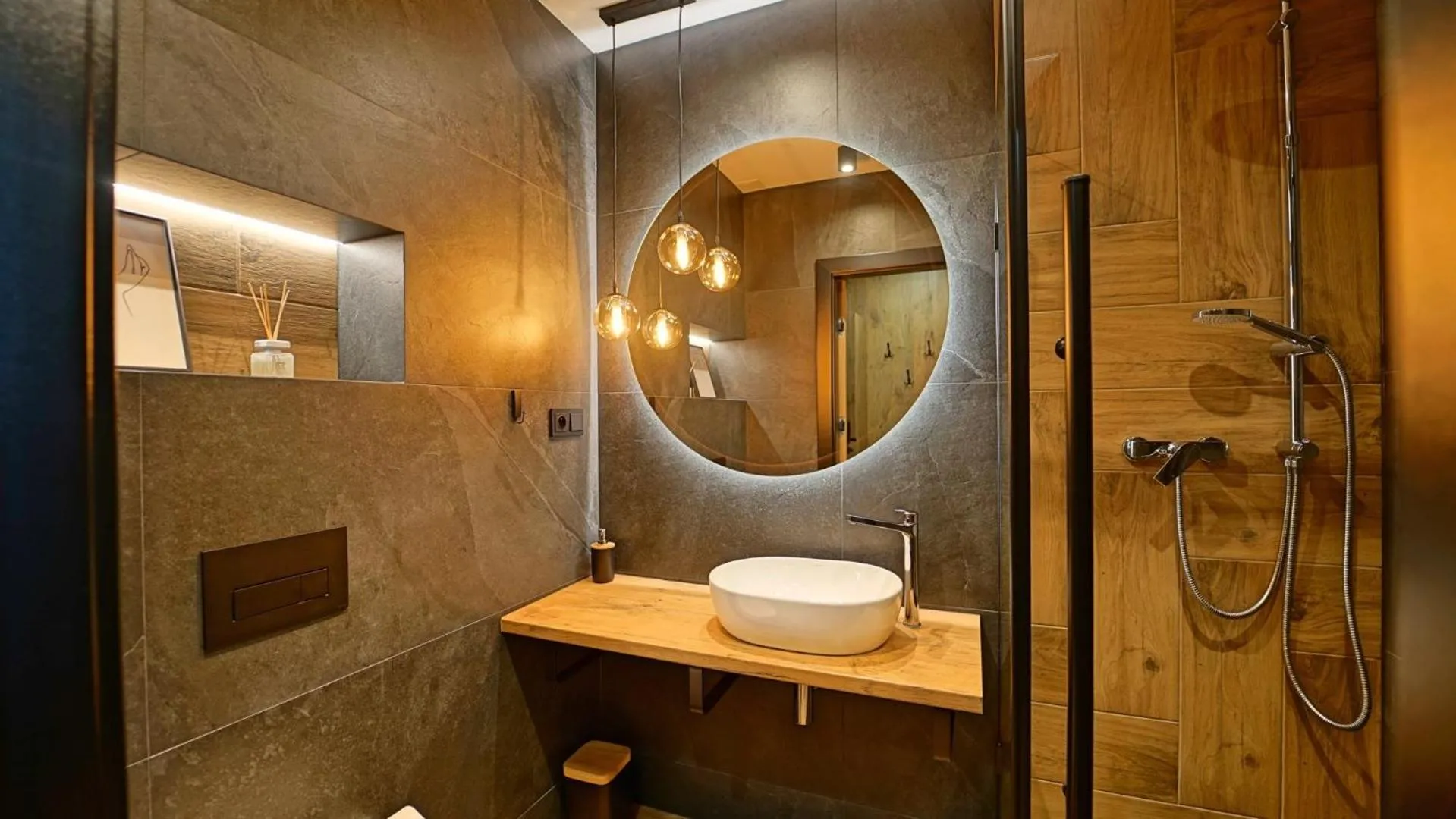 Shower in Apartamenty EverySky - Obrońców Pokoju 1D