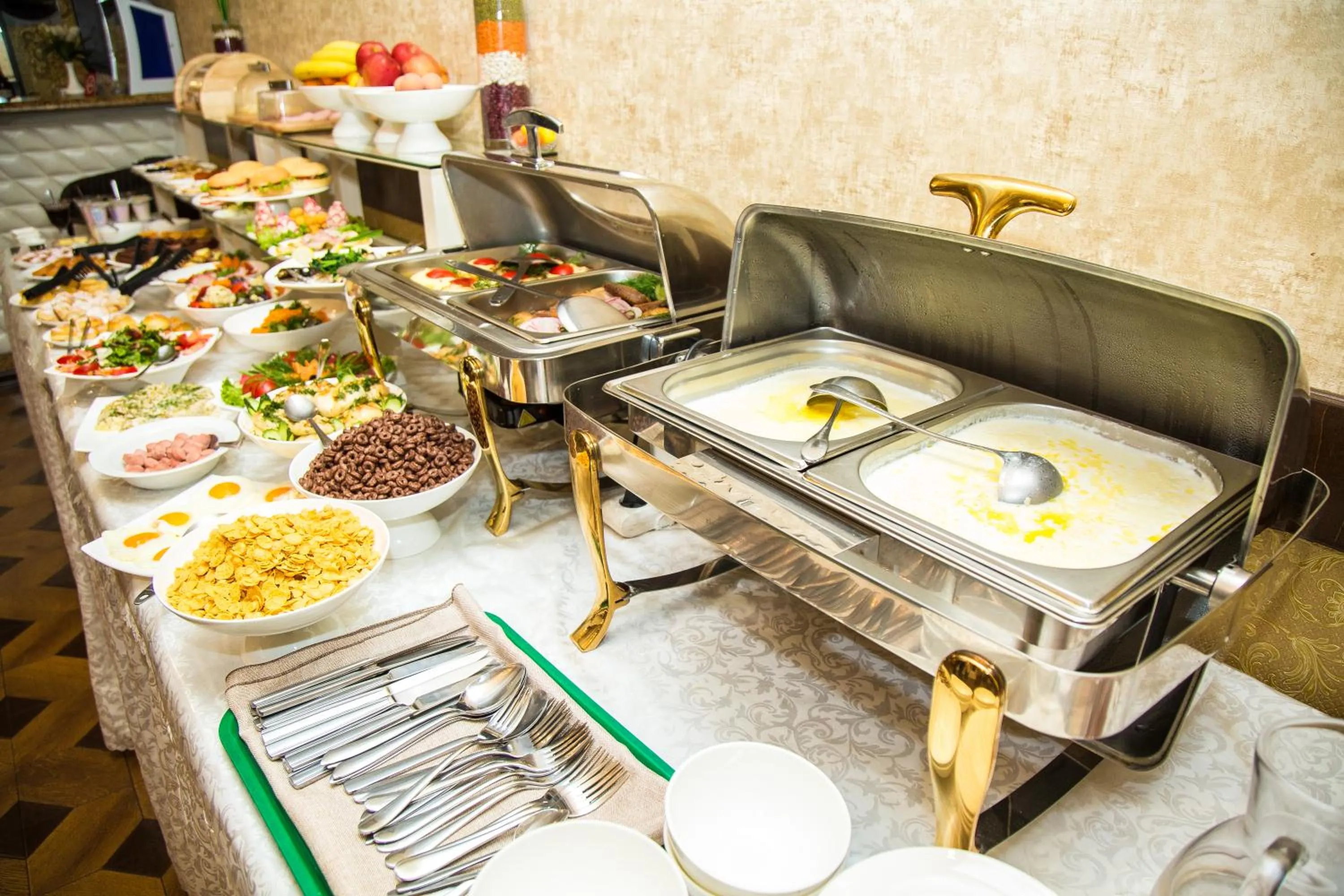 Restaurant/places to eat in Grand Hotel