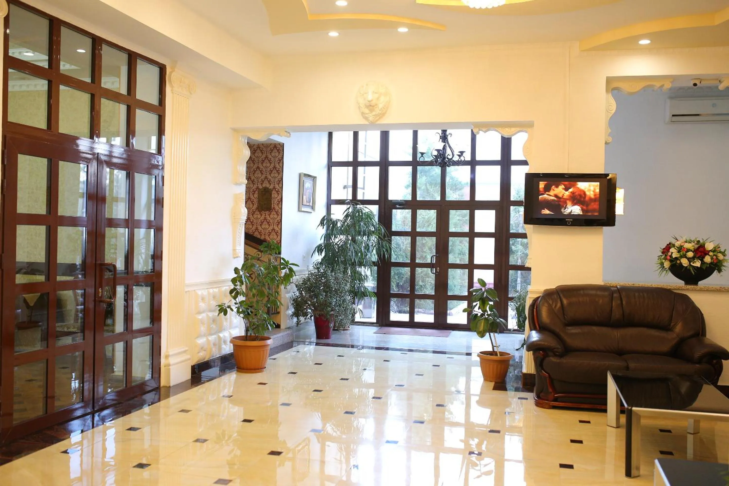 Restaurant/places to eat in Grand Hotel