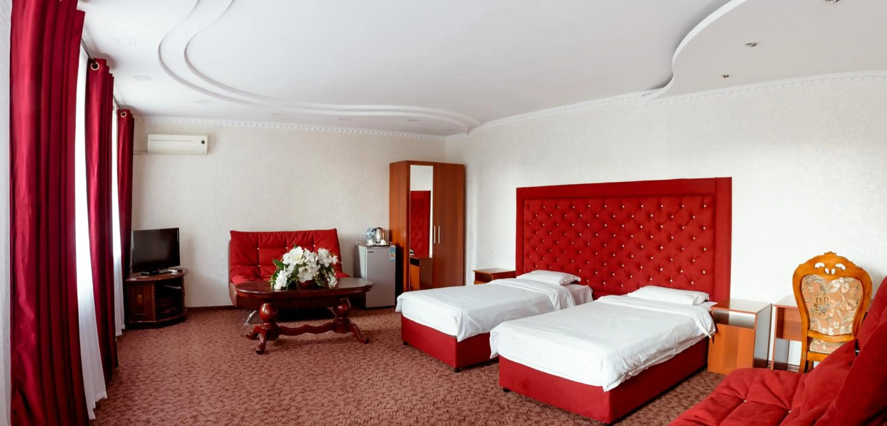 Photo of the whole room, Bed in Grand Hotel