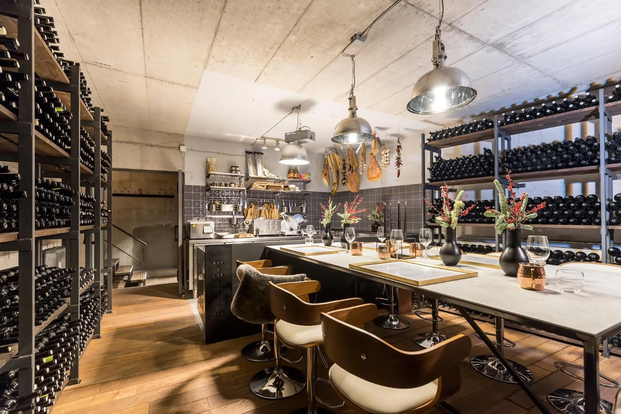 Restaurant/places to eat in MM House - self check-in