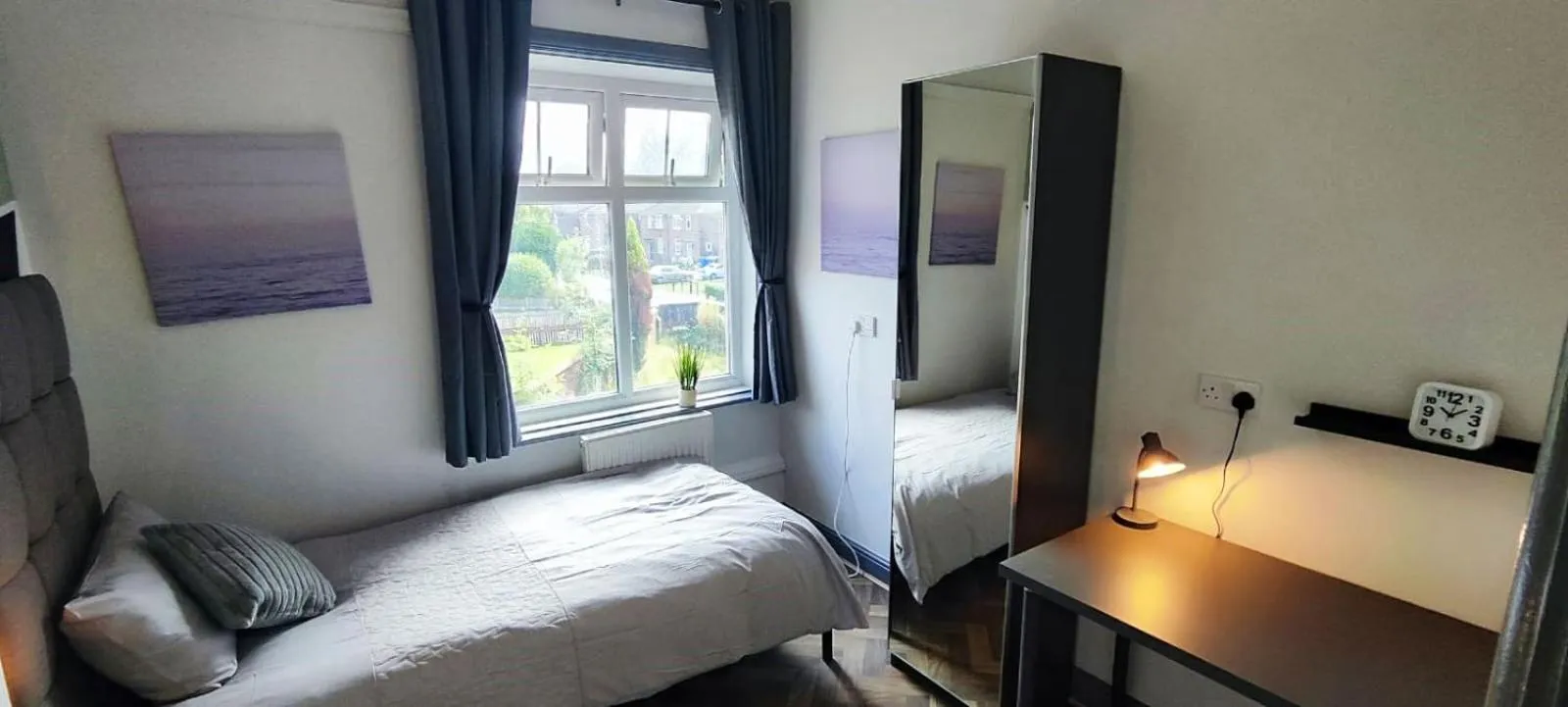 Photo of the whole room, Bed in Gorton Mount Hotel Manchester