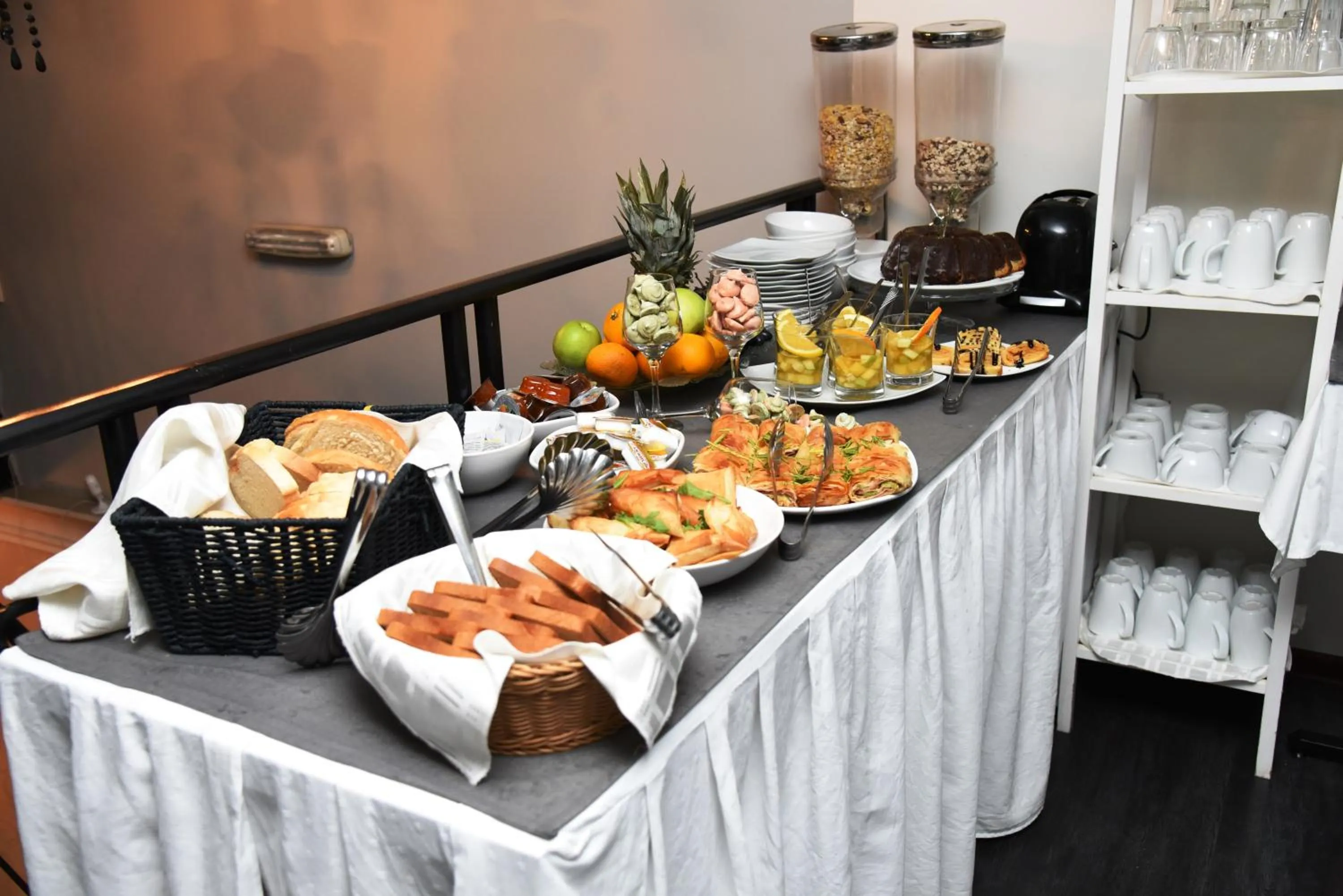 Food and drinks in Garni Hotel Dash