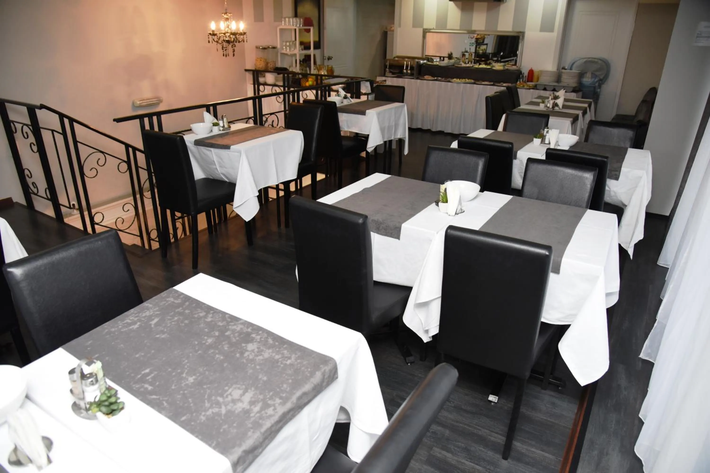 Restaurant/places to eat in Garni Hotel Dash