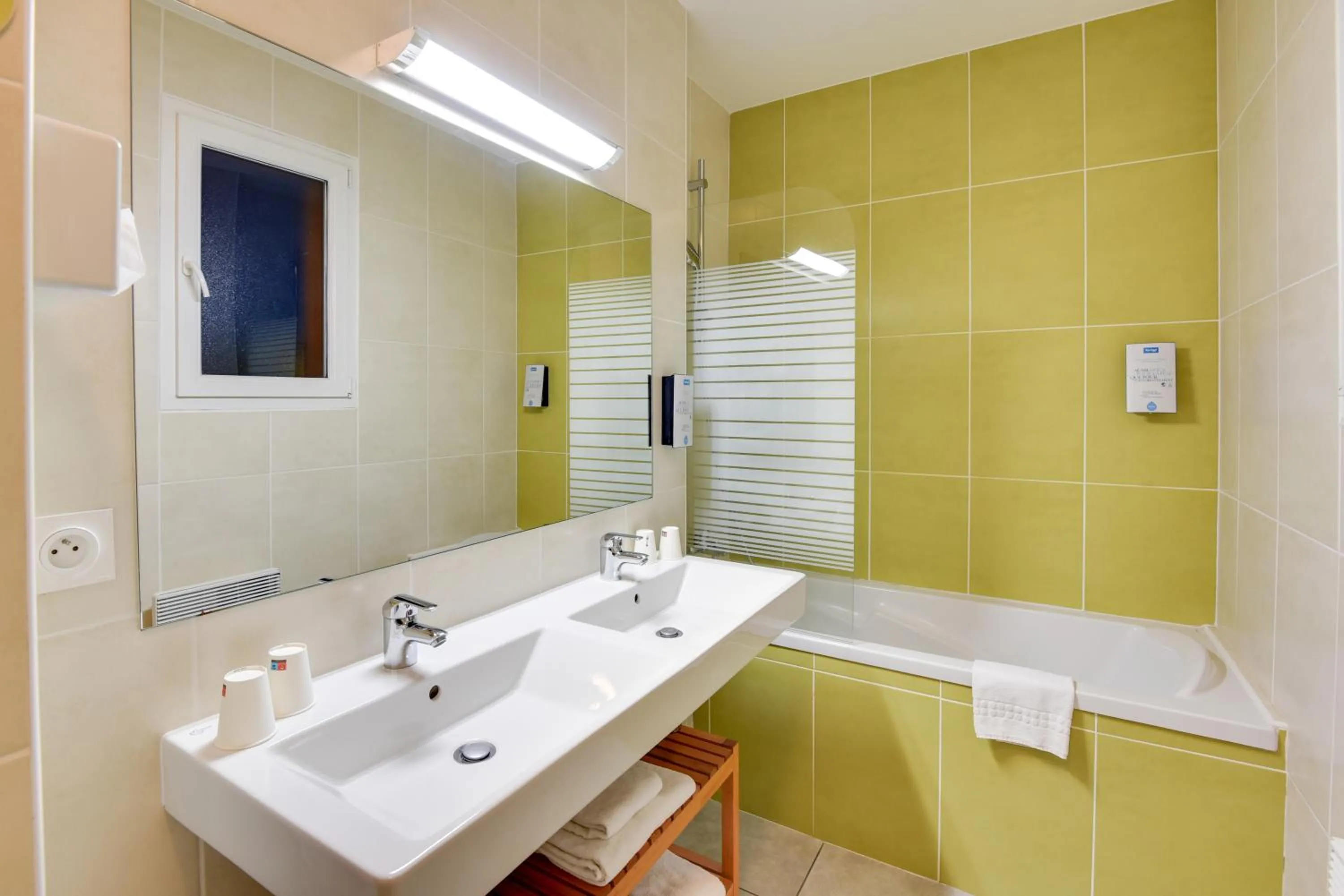 Bathroom in Kyriad Perpignan Sud