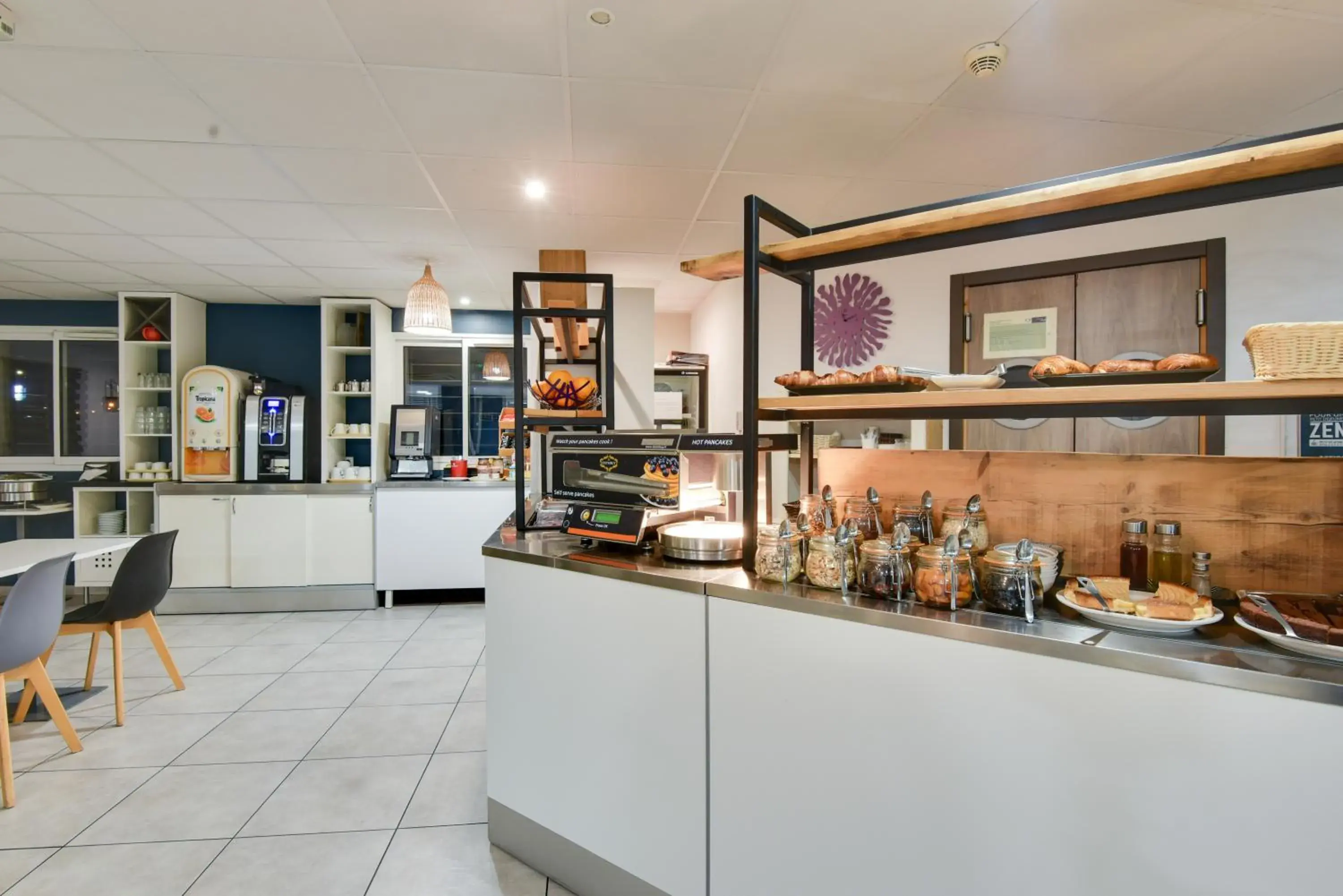 Breakfast in Kyriad Perpignan Sud Breakfast in Kyriad Perpignan Sud