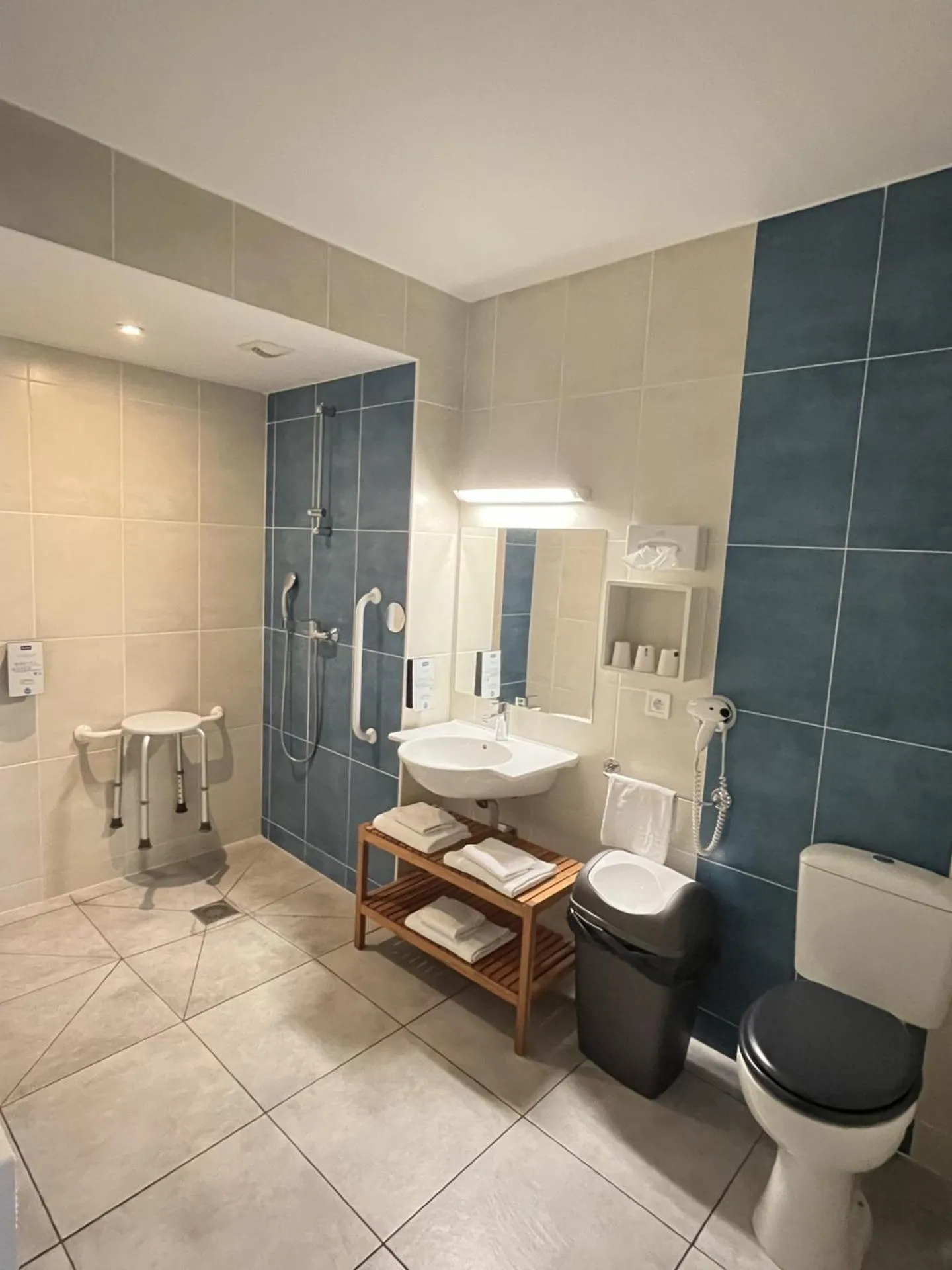 Bathroom in Kyriad Perpignan Sud