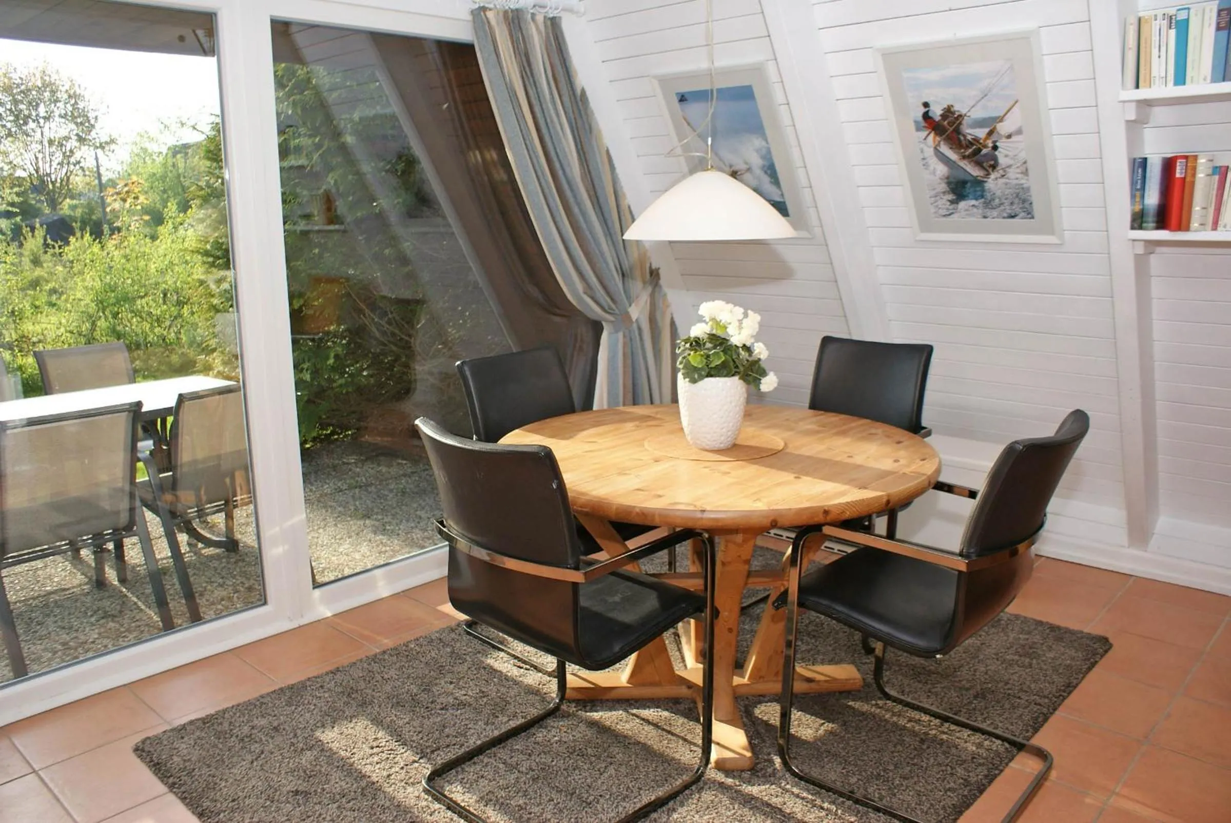 Dining area in Zeltdachhaus mit TV im Schlafzimme