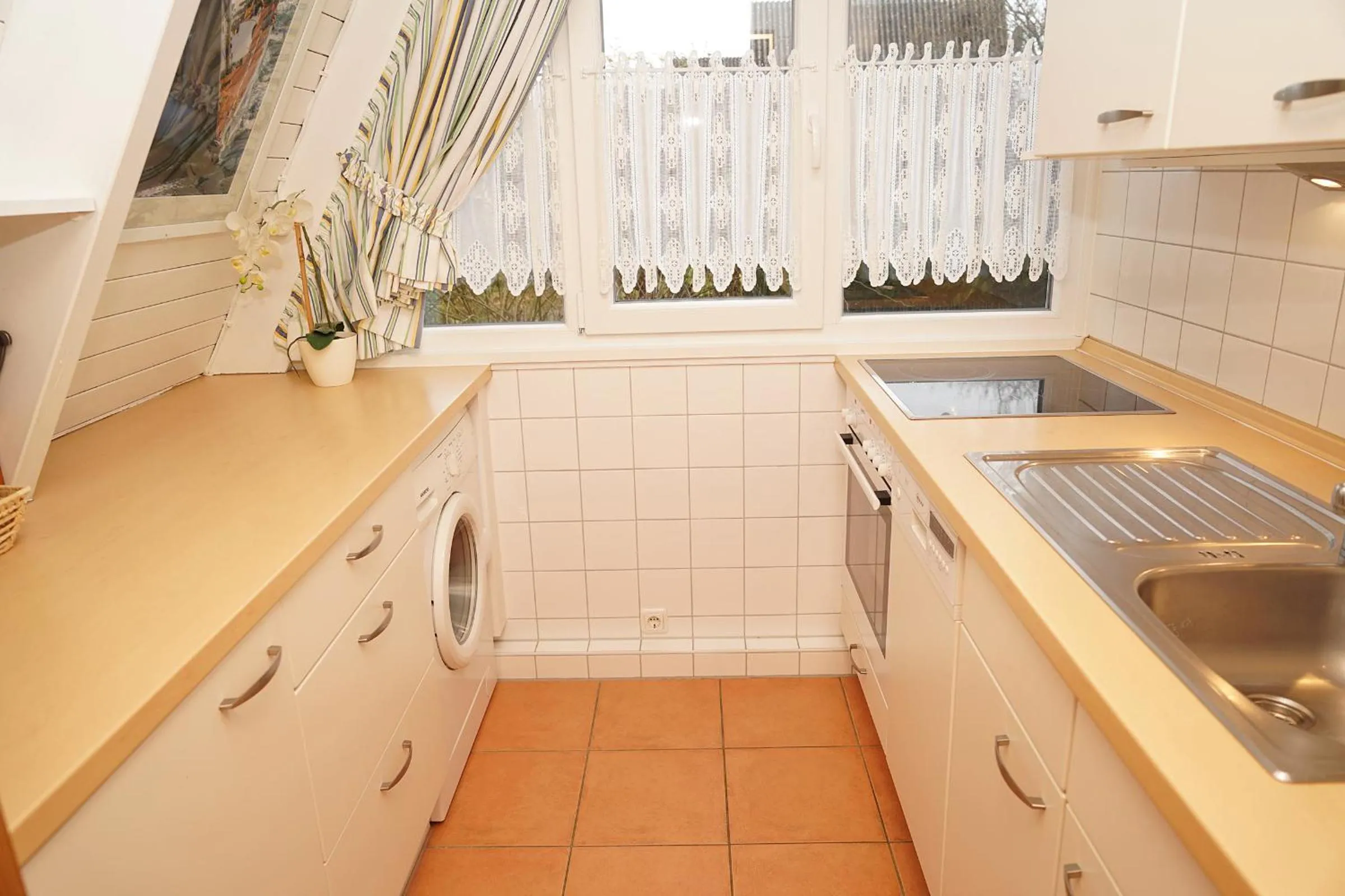 Kitchen or kitchenette in Zeltdachhaus mit TV im Schlafzimme