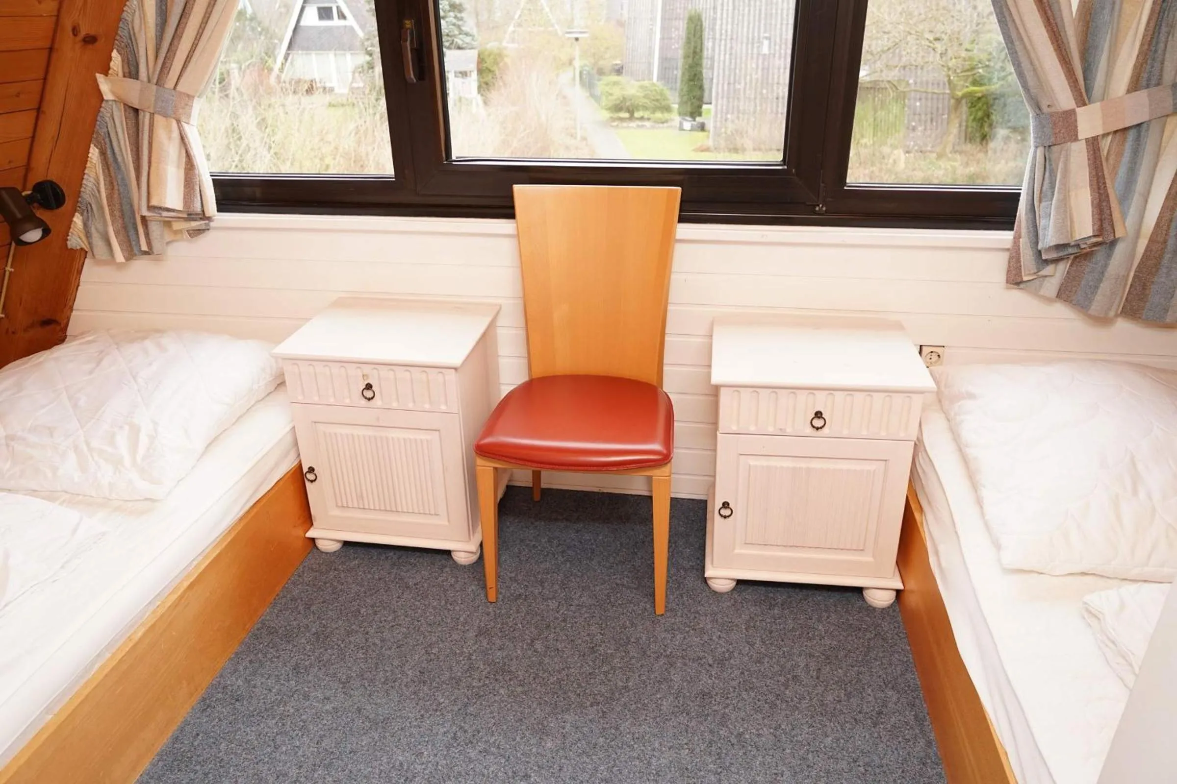 Bedroom, Bed in Zeltdachhaus mit TV im Schlafzimme