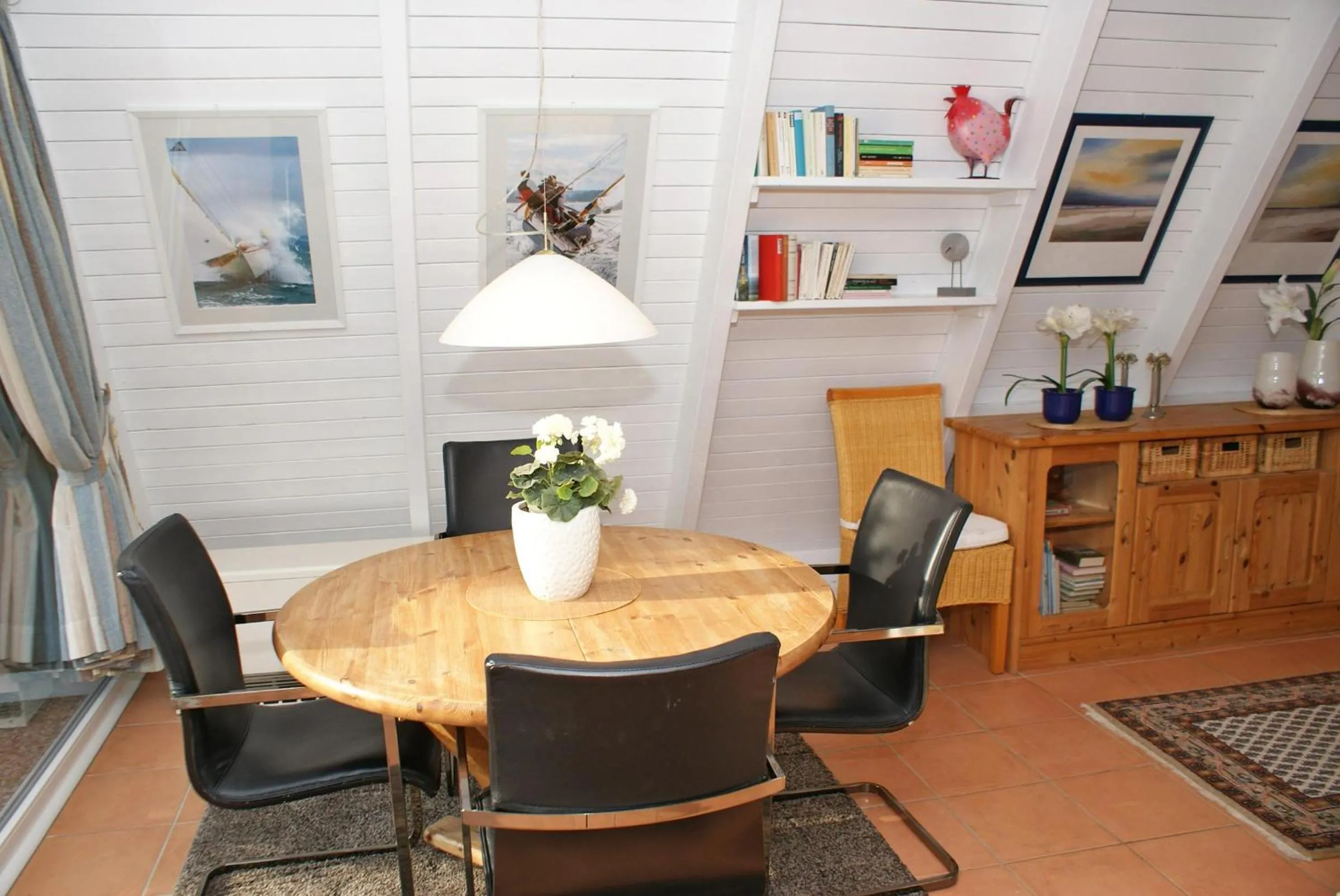 Dining area in Zeltdachhaus mit TV im Schlafzimme