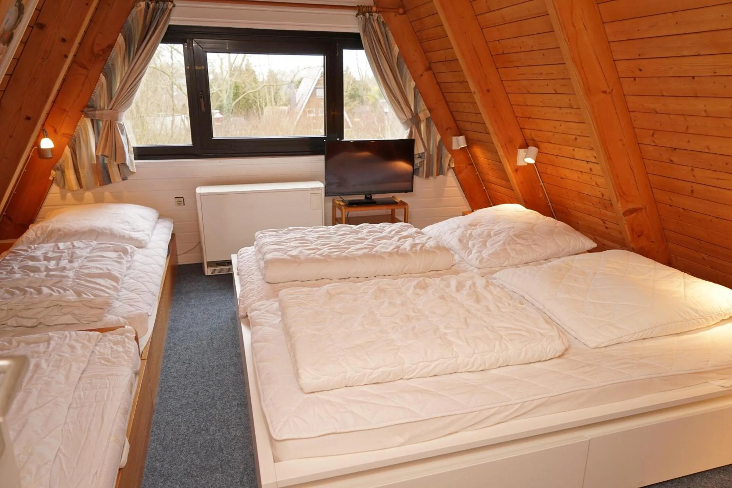 Bedroom, Bed in Zeltdachhaus mit TV im Schlafzimme