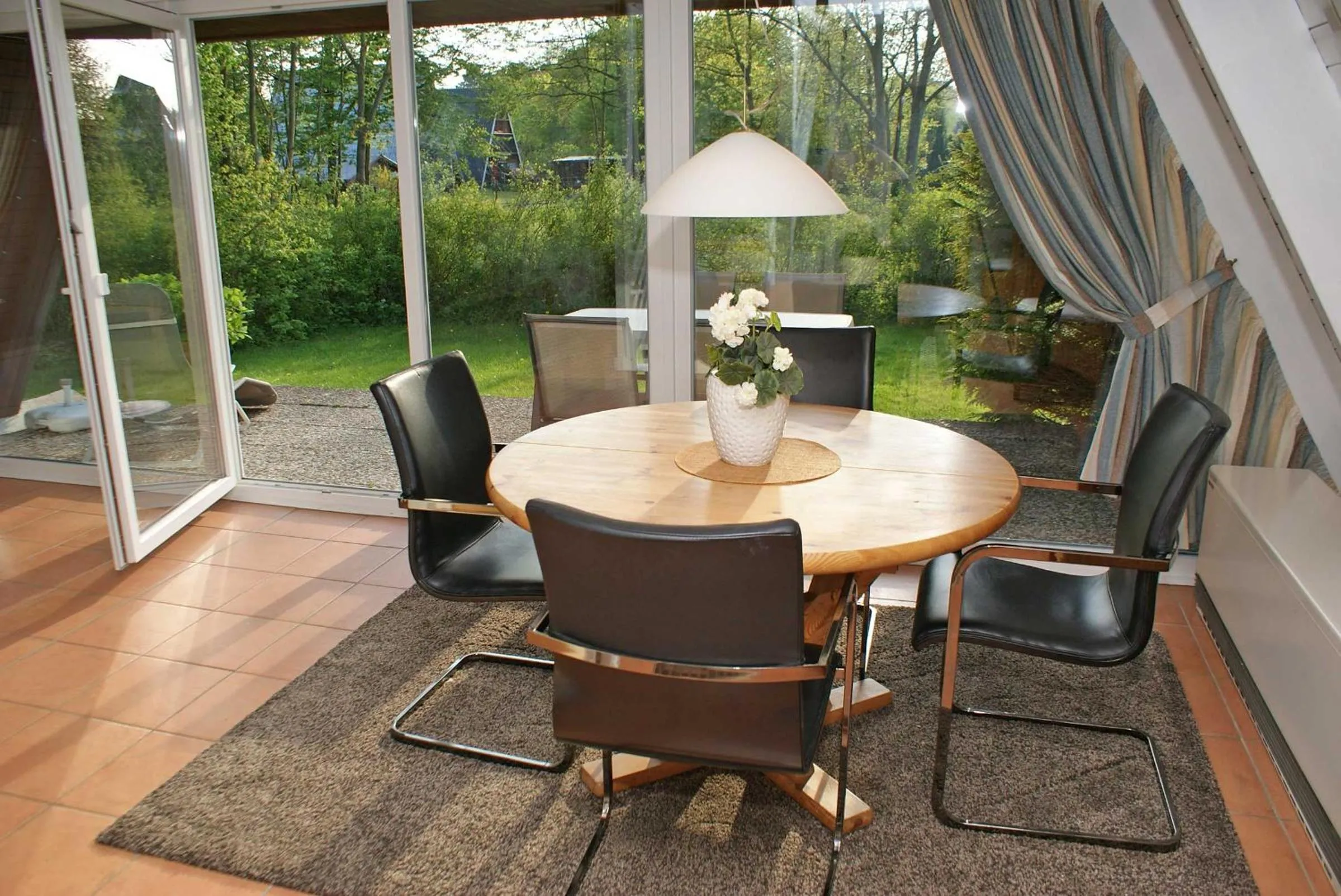 Dining area in Zeltdachhaus mit TV im Schlafzimme