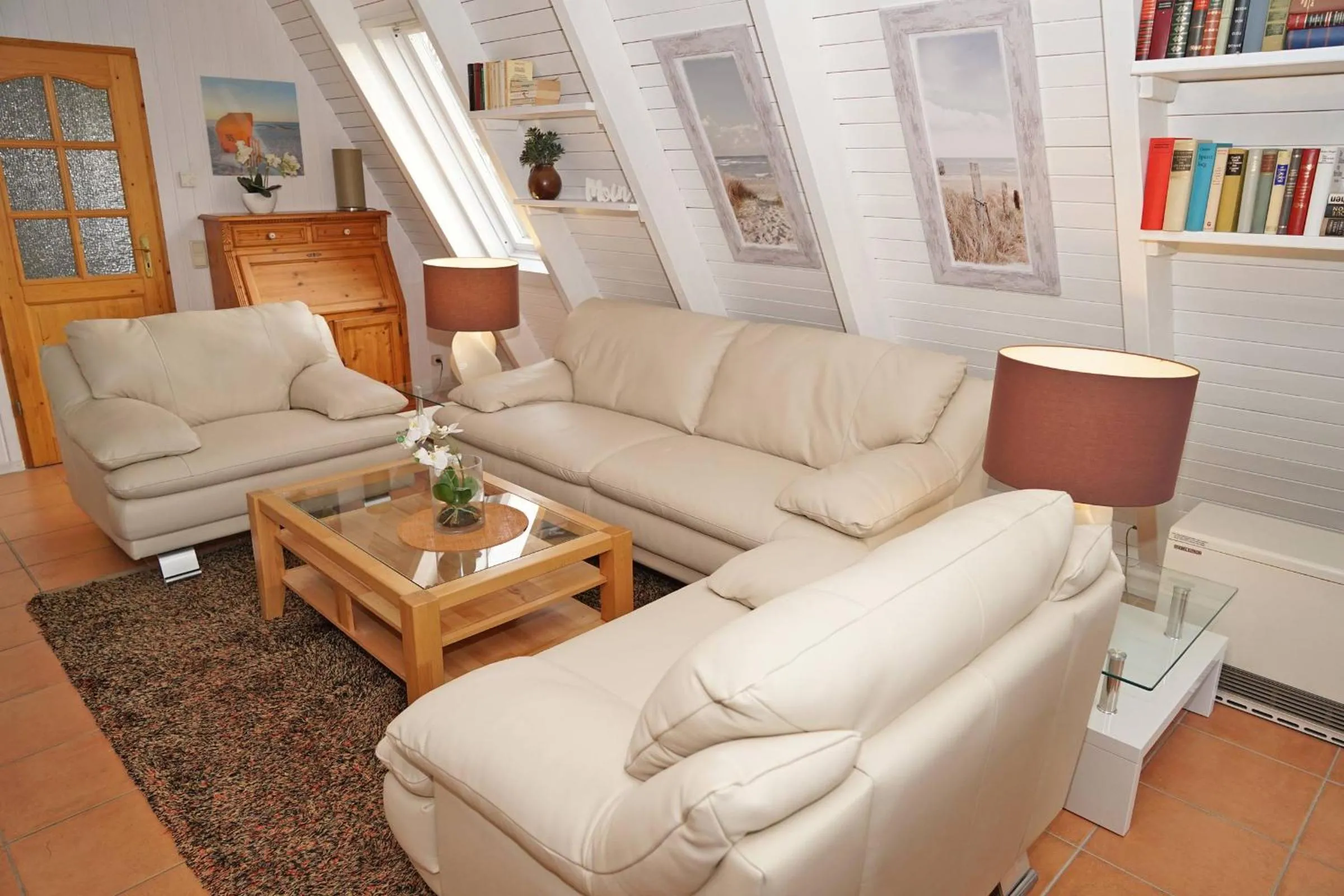 Living room in Zeltdachhaus mit TV im Schlafzimme